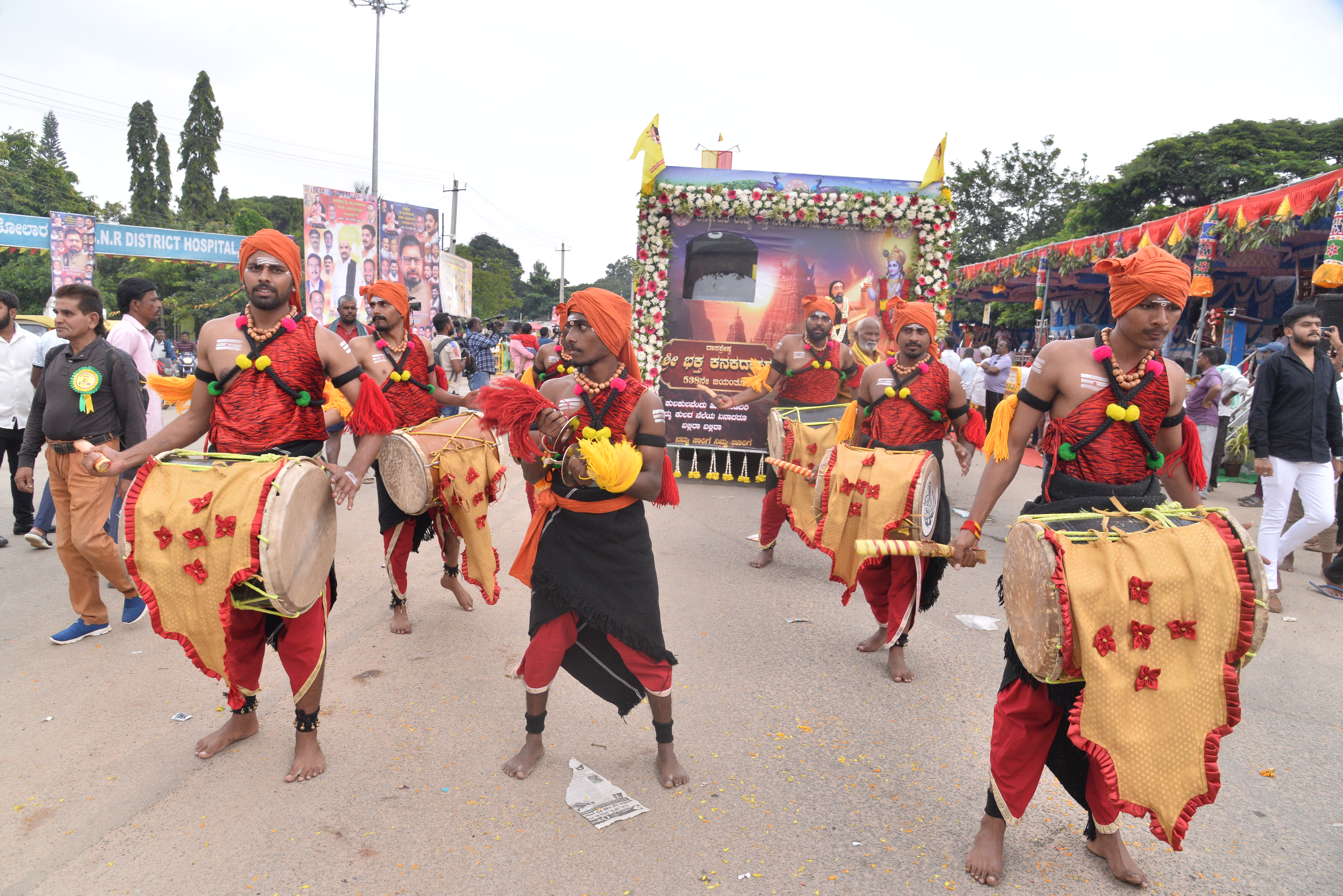 ಕನಕ ಜಯಂತಿ ಮೆರವಣಿಗೆಗೆ ಕಲಾವಿದರ ಮೆರುಗು