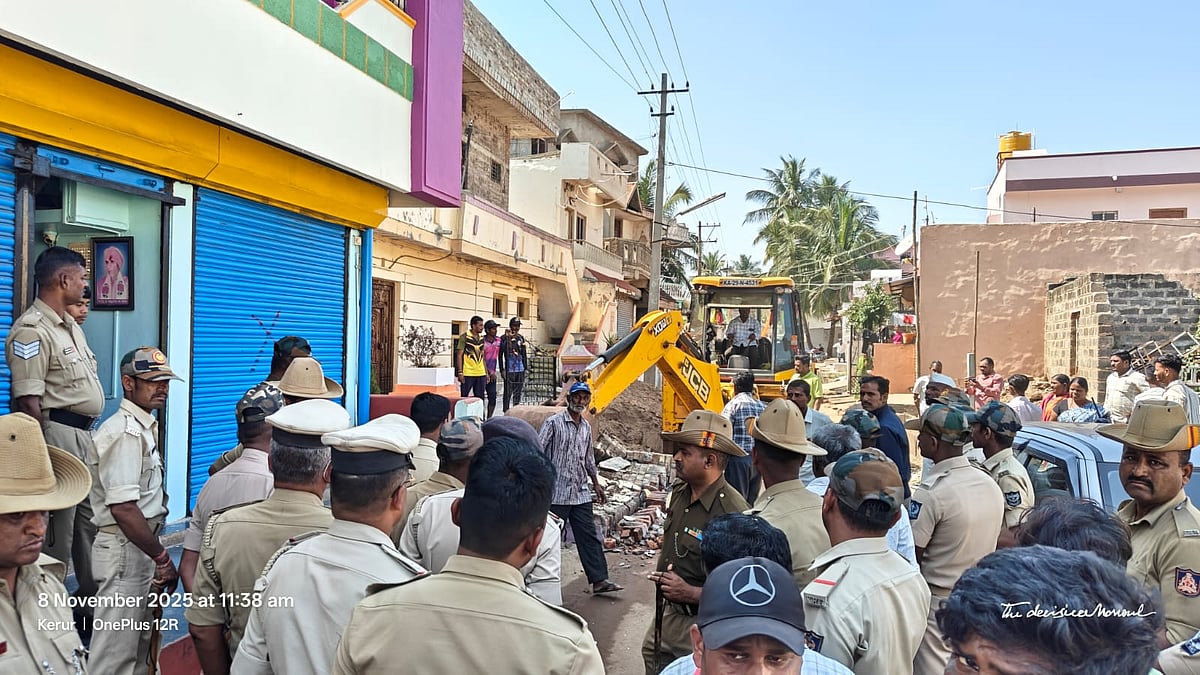ಕೆರೂರ: ಪಟ್ಟಣ ಪಂಚಾಯಿತಿಯಿಂದ ರಸ್ತೆ ಒತ್ತುವರಿ ತೆರವು