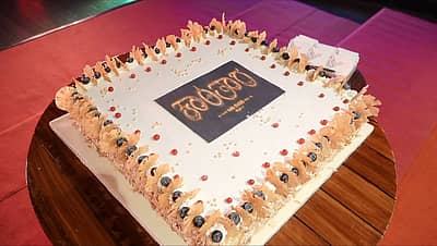 ‘ಕಾಂತಾರ ಚಾಪ್ಟರ್ 1’ 2025ರಲ್ಲಿ ಅತೀ ಹೆಚ್ಚು ಹಣ ಗಳಿಸಿದ ಭಾರತೀಯ ಸಿನಿಮಾ ಎಂಬ ಹೆಗ್ಗಳಿಕೆಗೆ ಪಾತ್ರವಾಗಿದೆ. ಇದೀಗ ಕಾಂತಾರ ಚಿತ್ರತಂಡ ಕೇಕ್‌ ಕತ್ತಿರಿಸುವ ಮೂಲಕ ಆ ಸಂಭ್ರಮವನ್ನು ದುಪ್ಪಟ್ಟು ಮಾಡಿದ್ದಾರೆ.