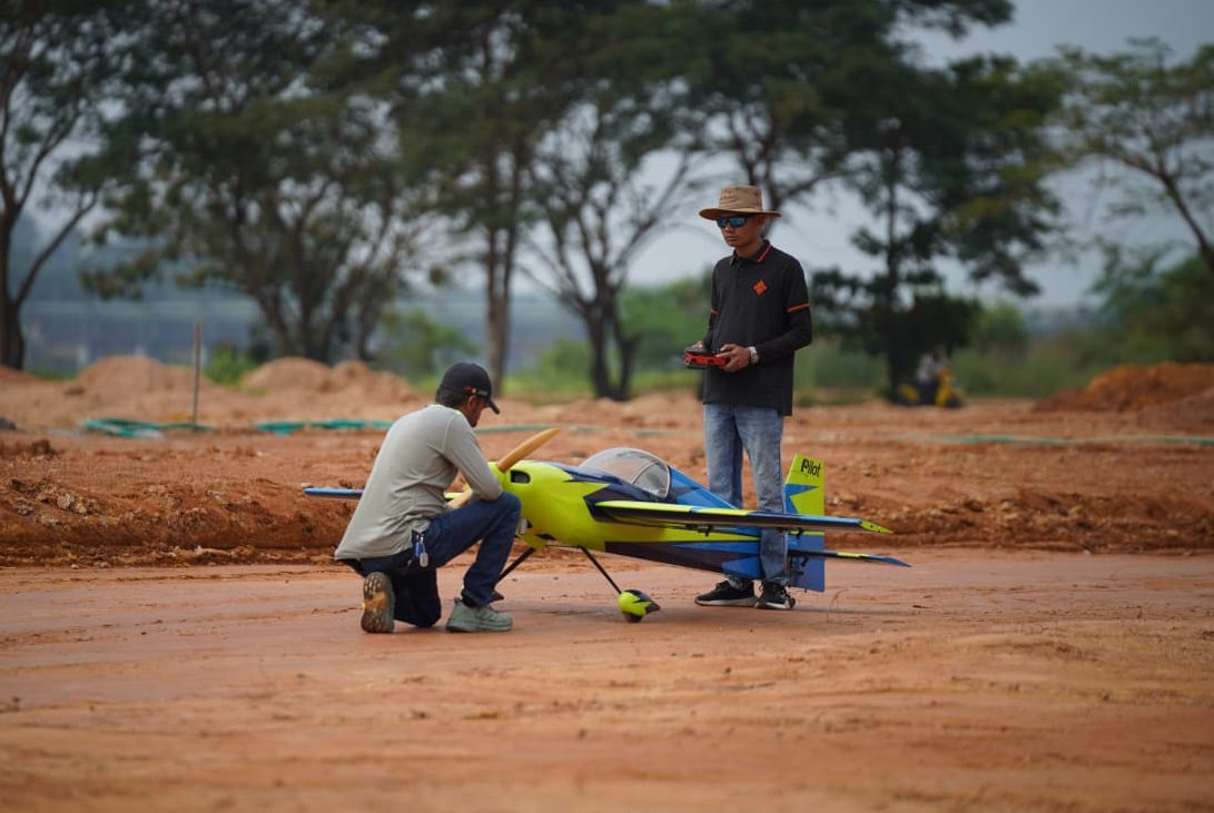 ಏರ್ ಷೋದಲ್ಲಿ ವಿಮಾನ ಮಾದರಿ ಹಾರಿಸುವ ಸಿದ್ಧತೆ