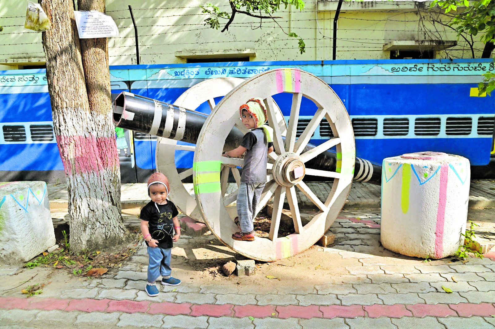 ಫೈಬರ್ ಪೈಪ್ ಹಾಗೂ ಬಂಡಿಗಾಲಿ ಬಳಸಿ ತಯಾರಿಸಿದ ಪಿರಂಗಿಯ ಬಳಿ ಚಿಣ್ಣರ ಆಟ