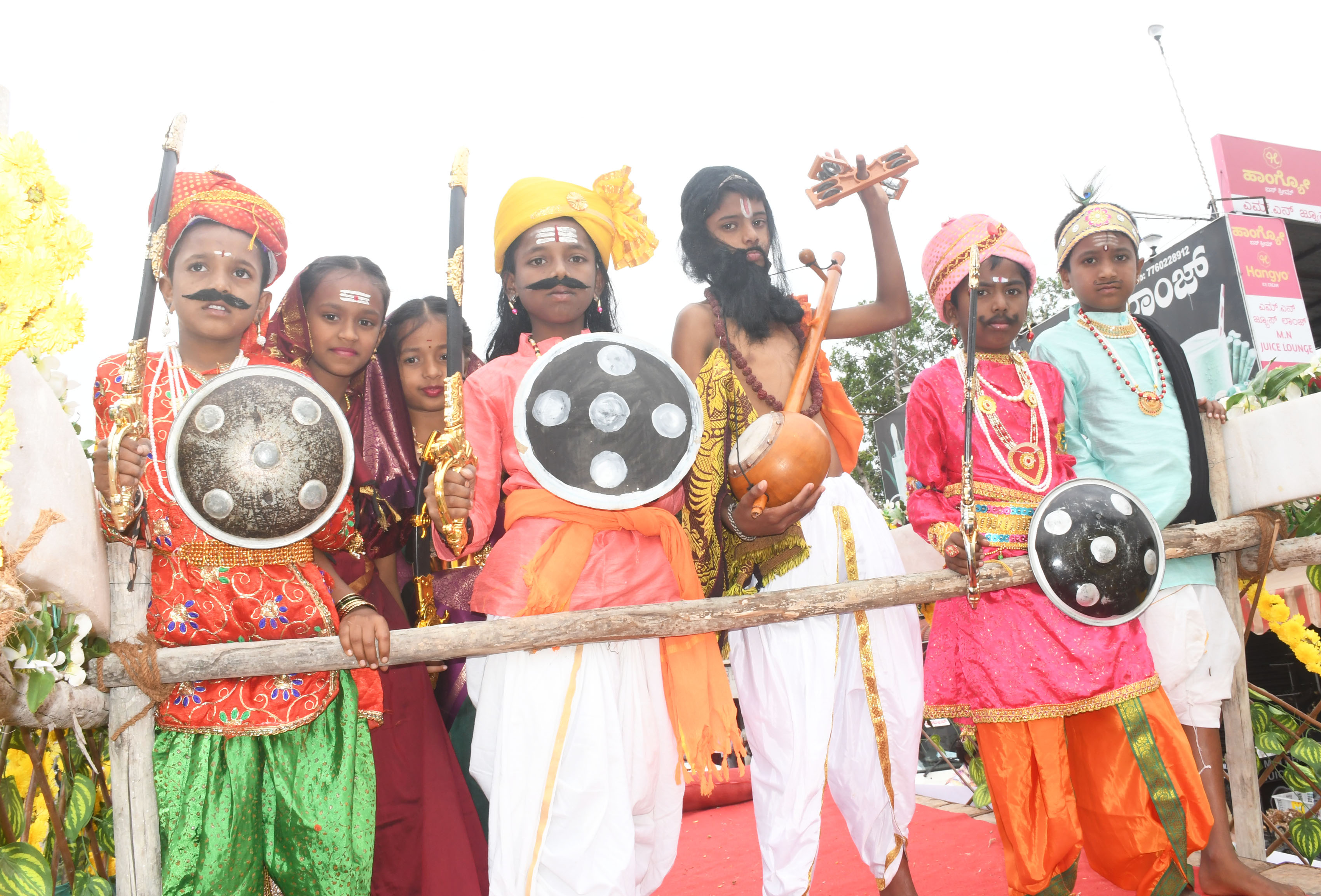 ಕನಕದಾಸರ ಜಯಂತಿ ಅಂಗವಾಗಿ ಕನಕದಾಸರ ವೇಷಭೂಷಣದಲ್ಲಿ ಮಕ್ಕಳು