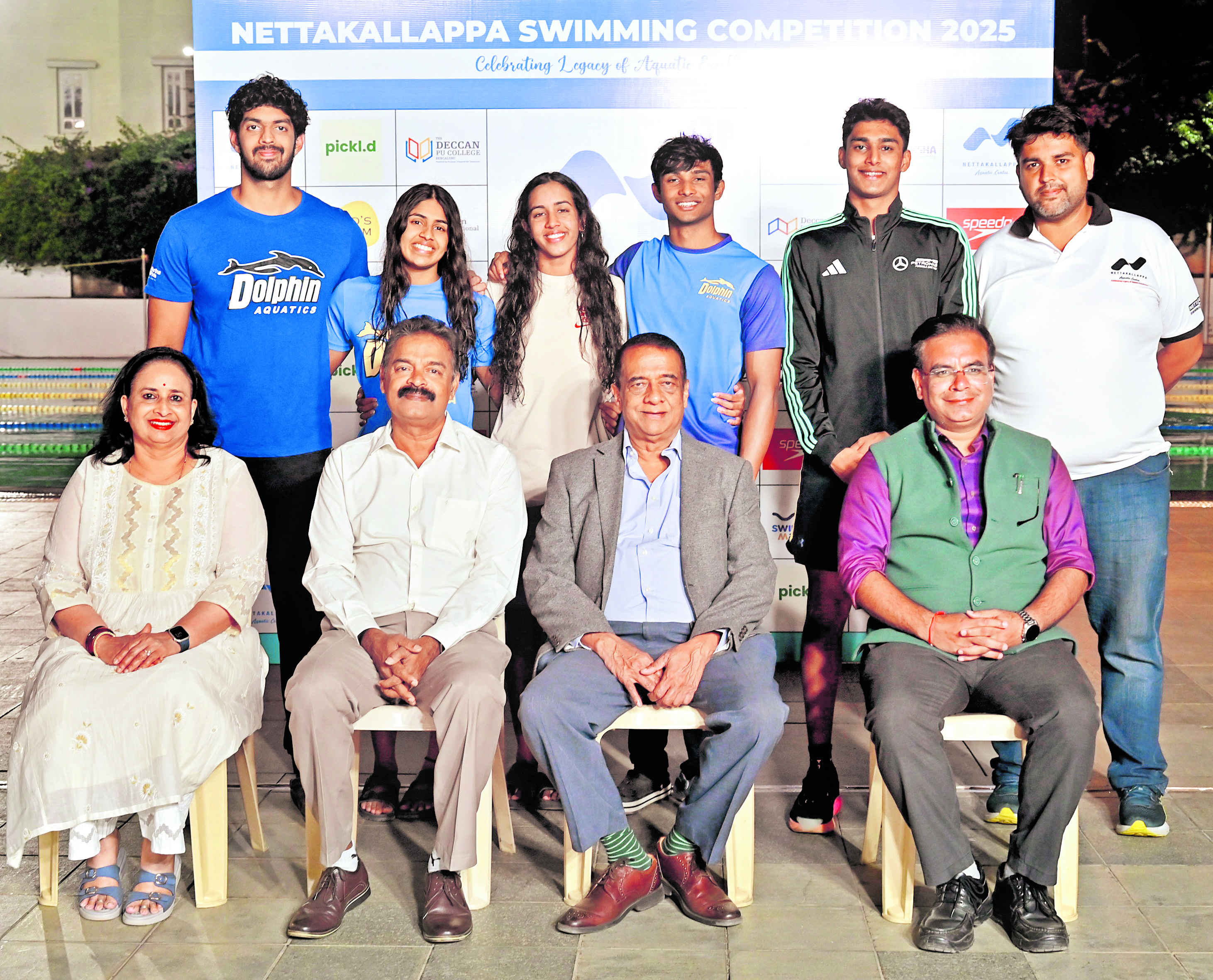 ಬೆಂಗಳೂರಿನ ನೆಟ್ಟಕಲ್ಲಪ್ಪ ಅಕ್ವಾಟಿಕ್ ಸೆಂಟರ್‌ (ಎನ್‌ಎಸಿ) ನಲ್ಲಿ ಶನಿವಾರ ಆರಂಭವಾದ ನೆಟ್ಟಕಲ್ಲಪ್ಪ ಈಜು ಸ್ಪರ್ಧೆಯ ವಿವಿಧ ವಿಭಾಗಗಳಲ್ಲಿ ವಿಜೇತರಾದವರು (ಎಡದಿಂದ ಬಲಕ್ಕೆ) ನಿಂತವರು– ಶ್ರೀಹರಿ ನಟರಾಜ್ ಮಾನವಿ ವರ್ಮಾ ನೀನಾ ವೆಂಕಟೇಶ್ ವಿದಿತ್ ಎಸ್ ಶಂಕರ್ ಎಸ್. ದರ್ಶನ್ ಅವರೊಂದಿಗೆ  ಶರತ್ ಚಂದ್ರ (ಎನ್‌ಎಸಿ ಲೀಡ್ ಕೋಚ್) ಕುಳಿತವರು: ಸುಜಾತಾ ತಿಲಕ್ ಕುಮಾರ್ (ಎನ್‌ಎಸಿ ನಿರ್ದೇಶಕಿ) ಪ್ರದೀಪಕುಮಾರ್ (ರಾಷ್ಟ್ರೀಯ ತಂಡದ ಮಾಜಿ ಕೋಚ್) ಕೆ.ಎನ್. ತಿಲಕ್ ಕುಮಾರ್ (ಎನ್‌ಎಸಿ ಚೇರ್ಮನ್) ವರುಣ್ ನಿಜಾವನ್ (ಎನ್‌ಎಸಿ ಮುಖ್ಯಸ್ಥ)  ಇದ್ದಾರೆ      –ಪ್ರಜಾವಾಣಿ ಚಿತ್ರ 