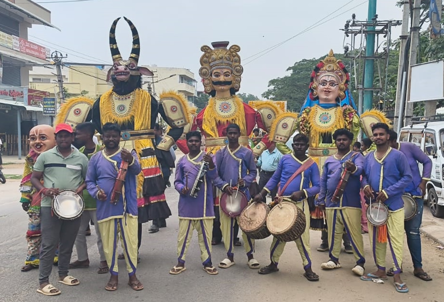 ಮೆರವಣಿಗೆಯಲ್ಲಿ ಗಮನ ಸೆಳೆದ ಜಾನಪದ ಕಲಾತಂಡಗಳು