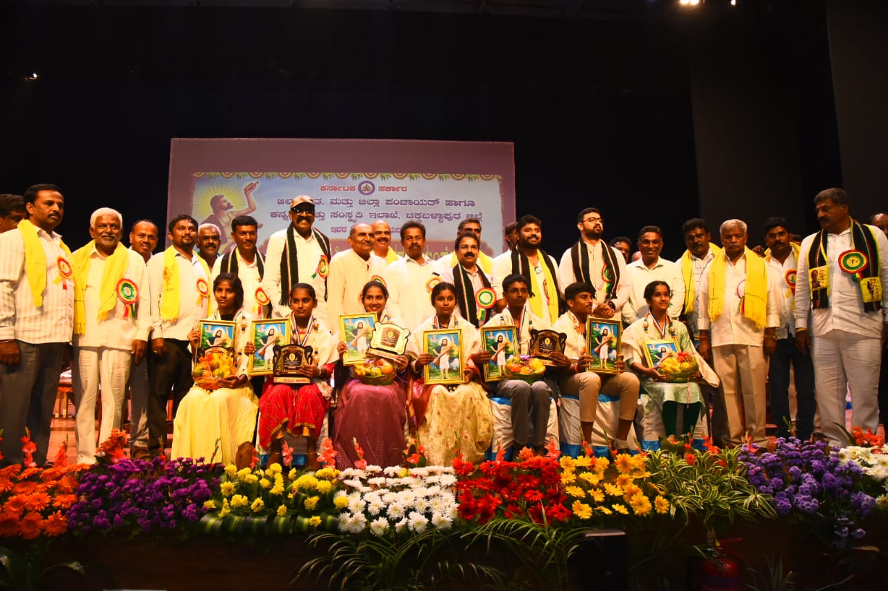 ಕನಕದಾಸರ ಜಯಂತಿಯಲ್ಲಿ ಸಮುದಾಯದ ಪ್ರತಿಭಾವಂತ ವಿದ್ಯಾರ್ಥಿಗಳನ್ನು ಸನ್ಮಾನಿಸಲಾಯಿತು