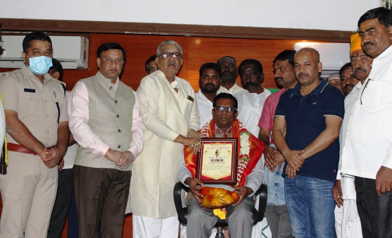 ಬಾಗಲಕೋಟೆಯಲ್ಲಿ ಶನಿವಾರ ನಡೆದ ಕನಸಕದಾಸರ ಜಯಂತಿಯಲ್ಲಿ ನೀಲ‍ಪ್ಪ ಅಂಬಲಿಯವರ ಅವರಿಗೆ ಕನಕಸಿರಿ ಪ್ರಶಸ್ತಿ ಪ್ರದಾನ ಮಾಡಲಾಯಿತು