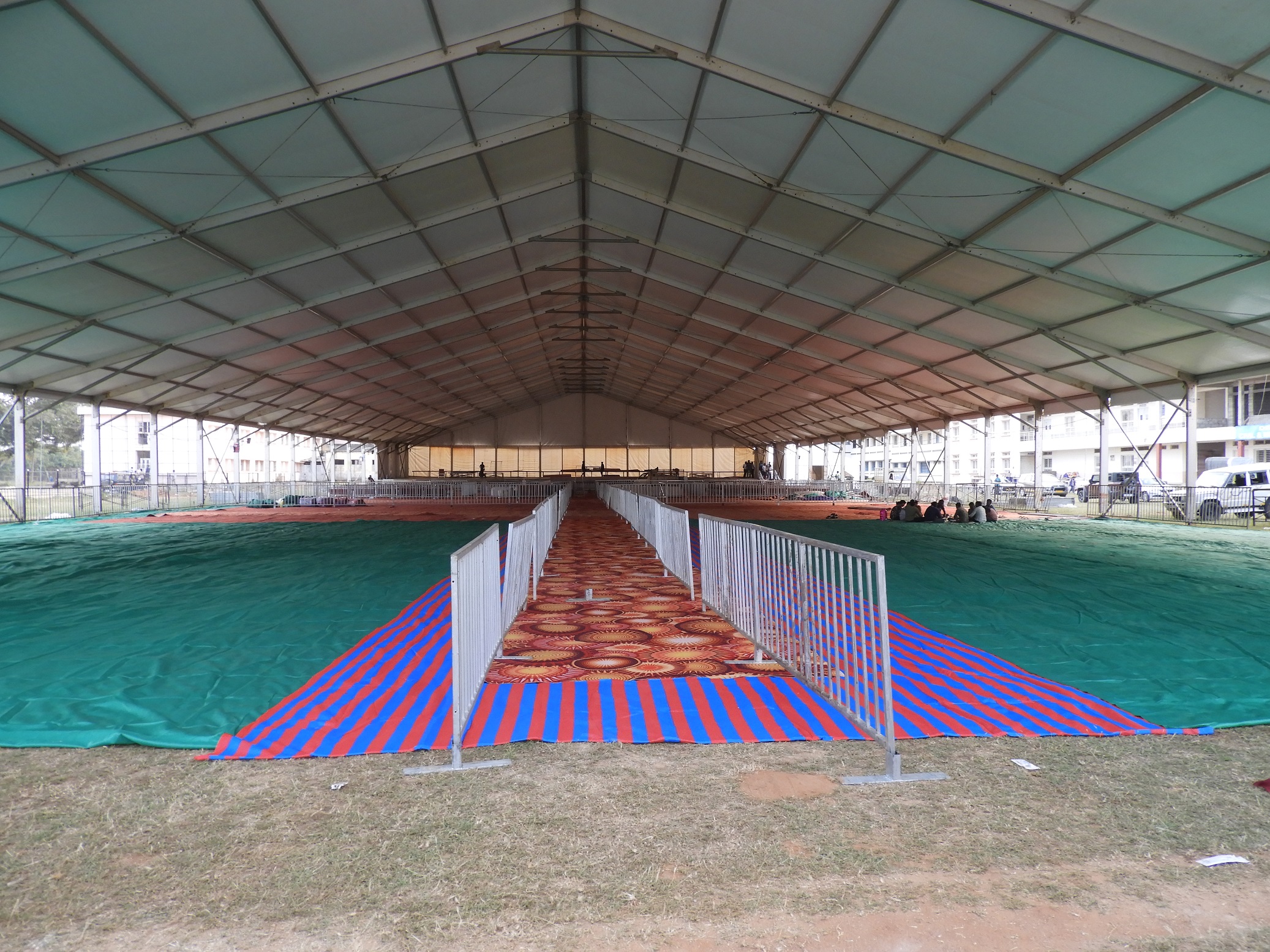 ಶ್ರವಣಬೆಳಗೊಳದ ಗೊಮ್ಮಟನಗರದ ಬಾಹುಬಲಿ ತಾಂತ್ರಿಕ ಕಾಲೇಜಿನ ಆವರಣದಲ್ಲಿ ಆಚಾರ್ಯ ಶಾಂತಿಸಾಗರ ಮಹಾರಾಜರ ಪ್ರತಿಮೆ ಅನಾವರಣ ಸಮಾರಂಭಕ್ಕೆ ಬೃಹತ್ ವೇದಿಕೆ ಸಿದ್ಧಗೊಂಡಿದೆ.