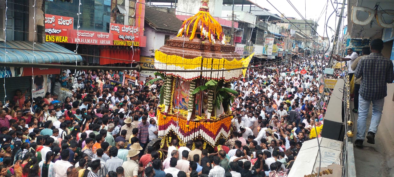 ಕುಶಾಲನಗರದಲ್ಲಿ ಶನಿವಾರ ಗಣಪತಿ ದೇವಾಲಯದ ವಾರ್ಷಿಕ ರಥೋತ್ಸವ ಸಹಸ್ರಾರು ಭಕ್ತರ ಸಮ್ಮುಖದಲ್ಲಿ ವಿಜೃಂಭಣೆಯಿಂದ ನಡೆಯಿತು