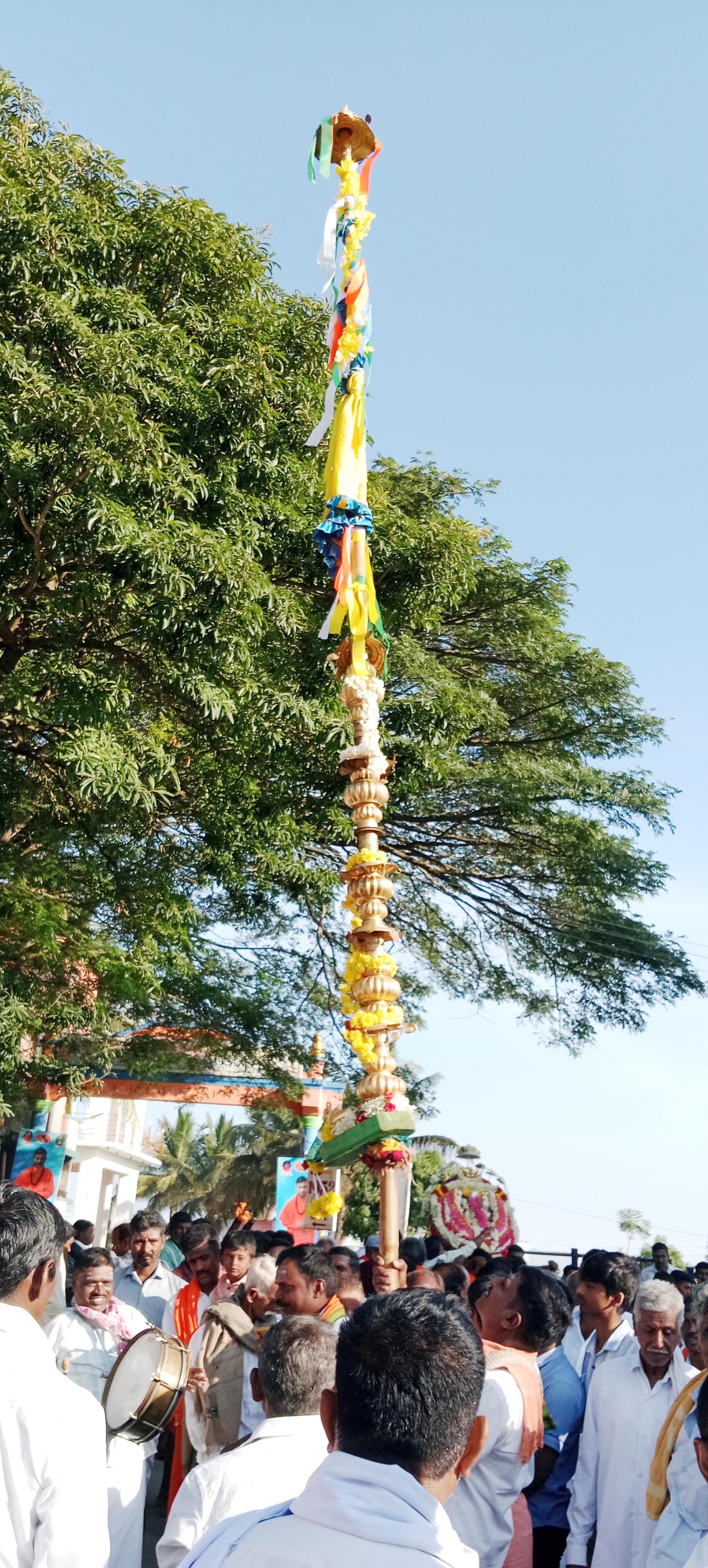 ಹಳೇಬೀಡಿನ ಪುಷ್ಪಗಿರಿಯ ಧಾರ್ಮಿಕ ಕಾರ್ಯಕ್ರಮಗಳಲ್ಲಿ ಕಂಡು ಬರುವ ನಂದಿ ಧ್ವಜ ಕುಣಿತ 