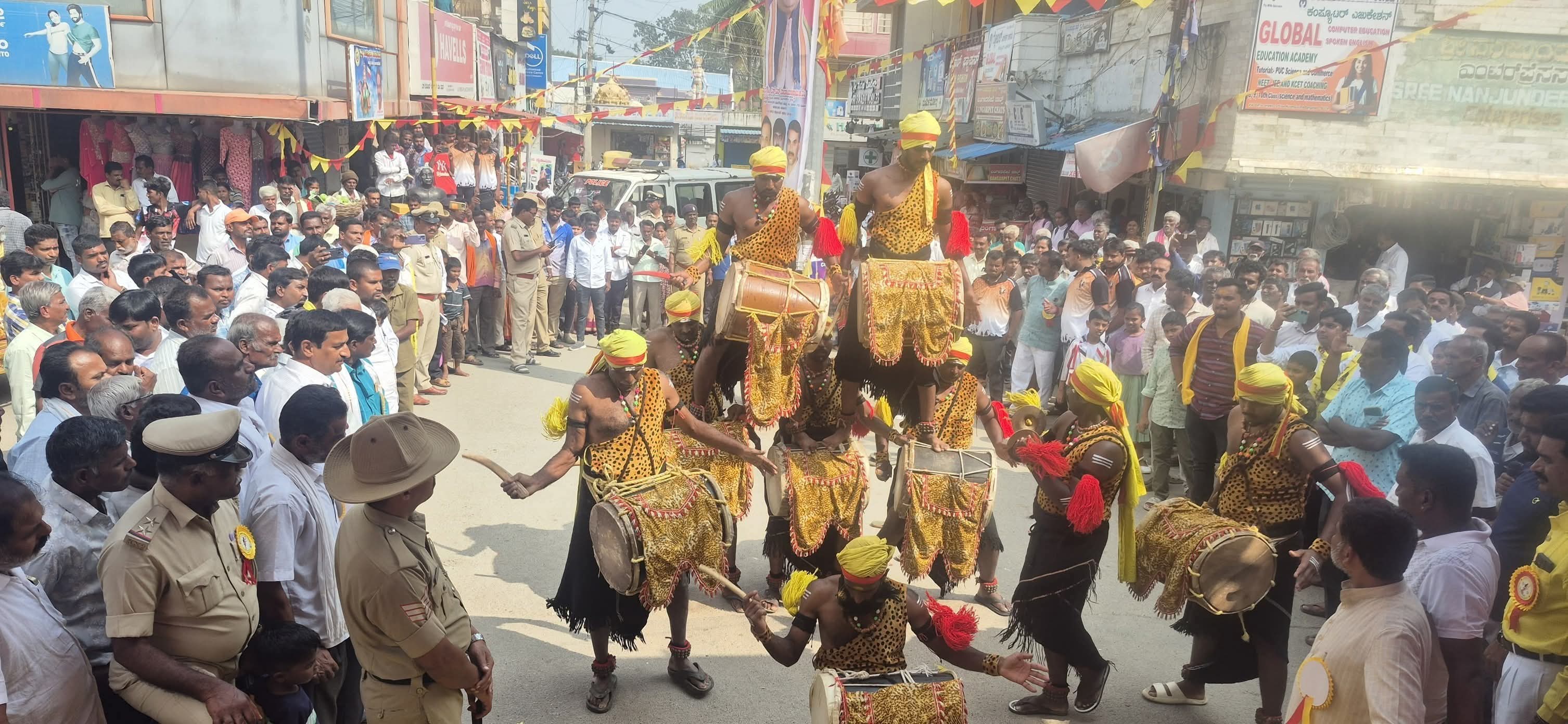 ಬಂಗಾರಪೇಟೆ ನಗರದಲ್ಲಿನ ಕನಕದಾಸರ ಜಯಂತಿ ಕಾರ್ಯಕ್ರಮದಲ್ಲಿ ಡೋಳ್ಳುಕುಣಿತ ಕಲಾ ತಂಡವು ಸಾರ್ವಜನಿಕರ ಗಮನವನ್ನು ಸೆಳೆದರು