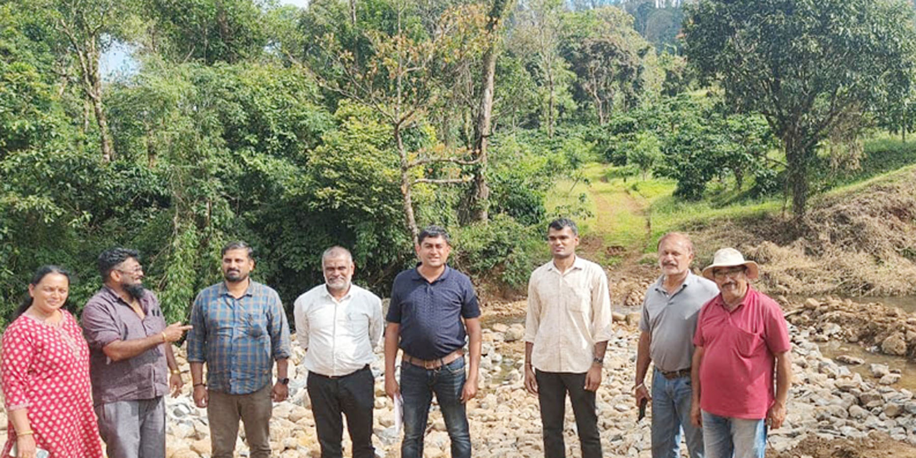 ಕಕ್ಕಬೆ ಗ್ರಾಮ ಪಂಚಾಯಿತಿಯ ನಾಲಡಿ ಗ್ರಾಮದ ಹೊಳೆಯಲ್ಲಿ ಅಕ್ರಮ ಕಲ್ಲು ಗಣಿಗಾರಿಕೆ ನಡೆಯುತ್ತಿದೆ ಎಂಬ ದೂರಿನ ಮೇರೆಗೆ ಕಂದಾಯ ಮತ್ತು ಭೂವಿಜ್ಞಾನ ಇಲಾಖೆ ಅಧಿಕಾರಿಗಳು ಸ್ಥಳಕ್ಕೆ ಭೇಟಿ ನೀಡಿದರು 