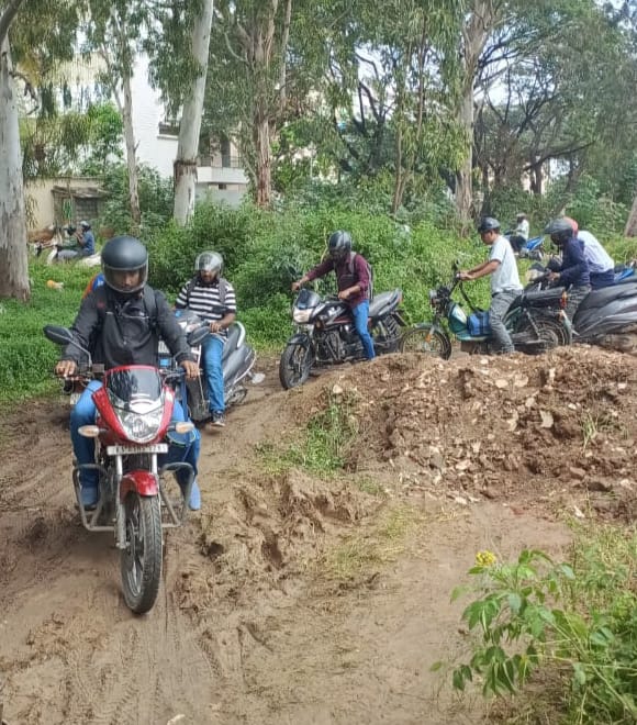 ದ್ವಿಚಕ್ರ ವಾಹನ ಸವಾರರ ಪರದಾಟ.