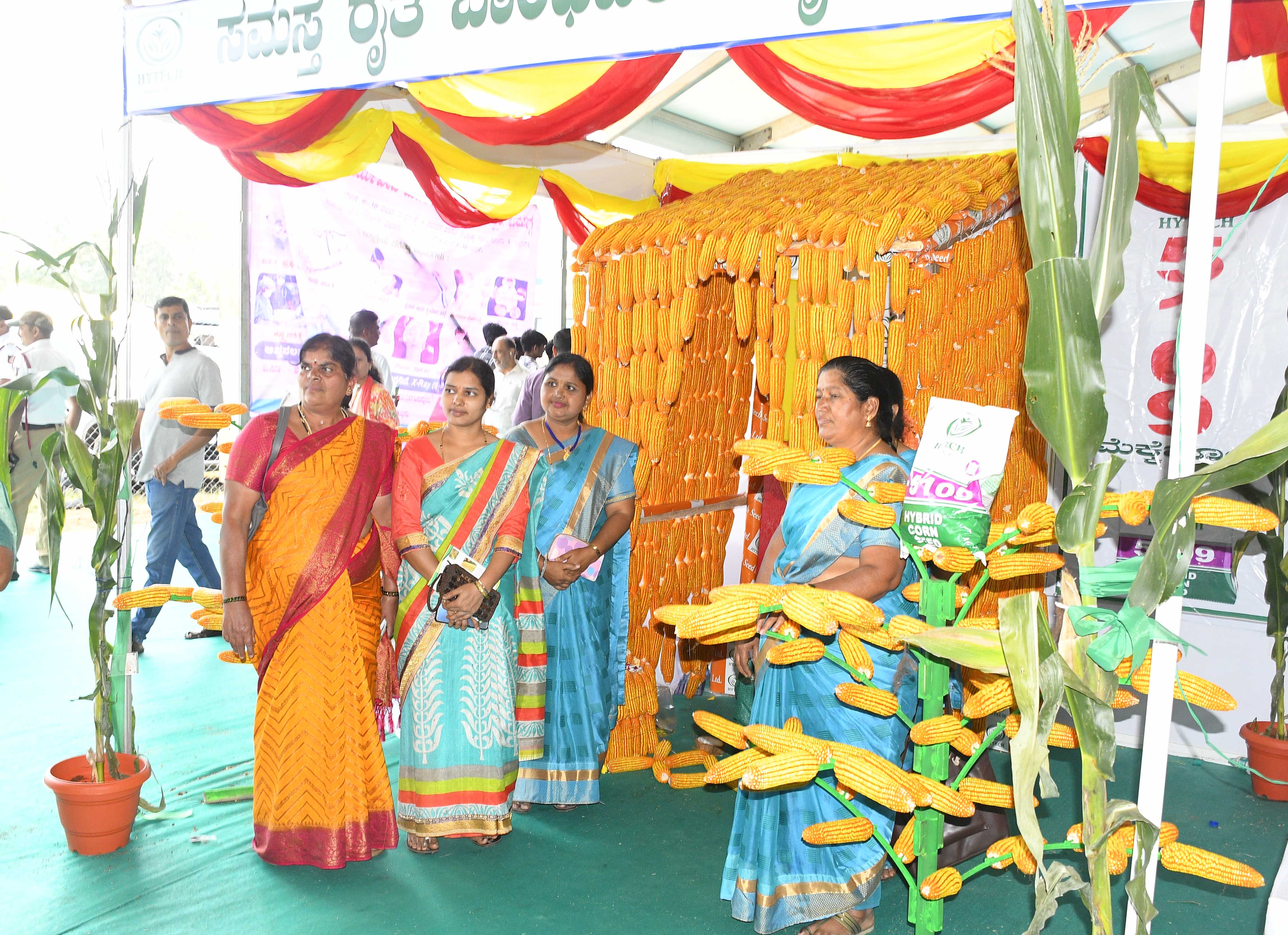 ಮೆಕ್ಕೆಜೋಳದ ಮಾದರಿ ಎದುರು ರೈತ ಮಹಿಳೆಯರ ಮೆರುಗು