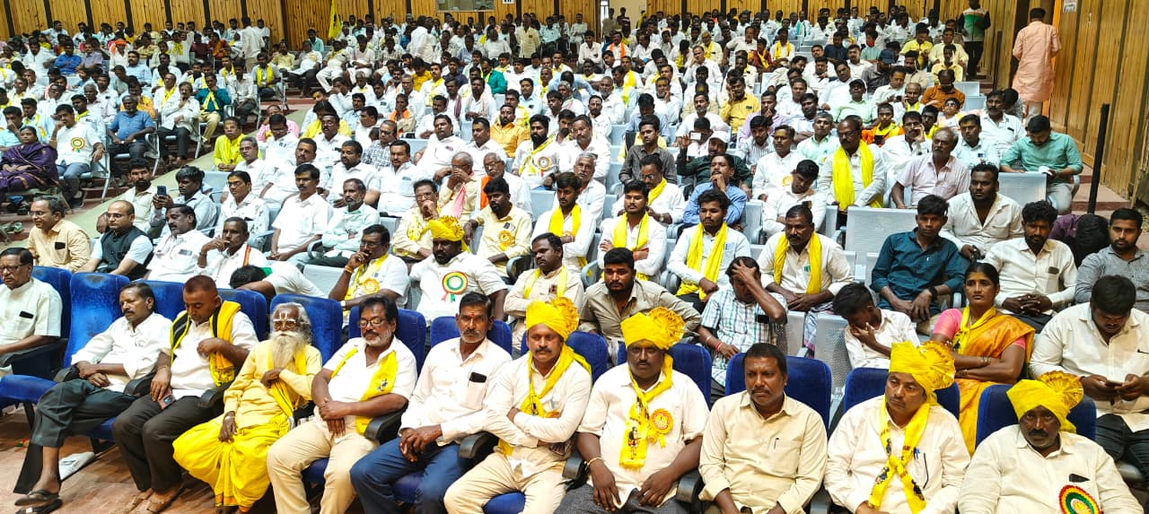 ರಾಯಚೂರಿನ ಪಂಡಿತ ಸಿದ್ಧರಾಮ ಜಂಬಲದಿನ್ನಿ ಜಿಲ್ಲಾ ರಂಗ ಮಂದಿರದಲ್ಲಿ ಏರ್ಪಡಿಸಿದ್ದ ಸಂತಕವಿ ಕನಕದಾಸ ಜಯಂತಿ ಕಾರ್ಯಕ್ರಮದಲ್ಲಿ ಪಾಲ್ಗೊಂಡಿದ್ದ ಜನ