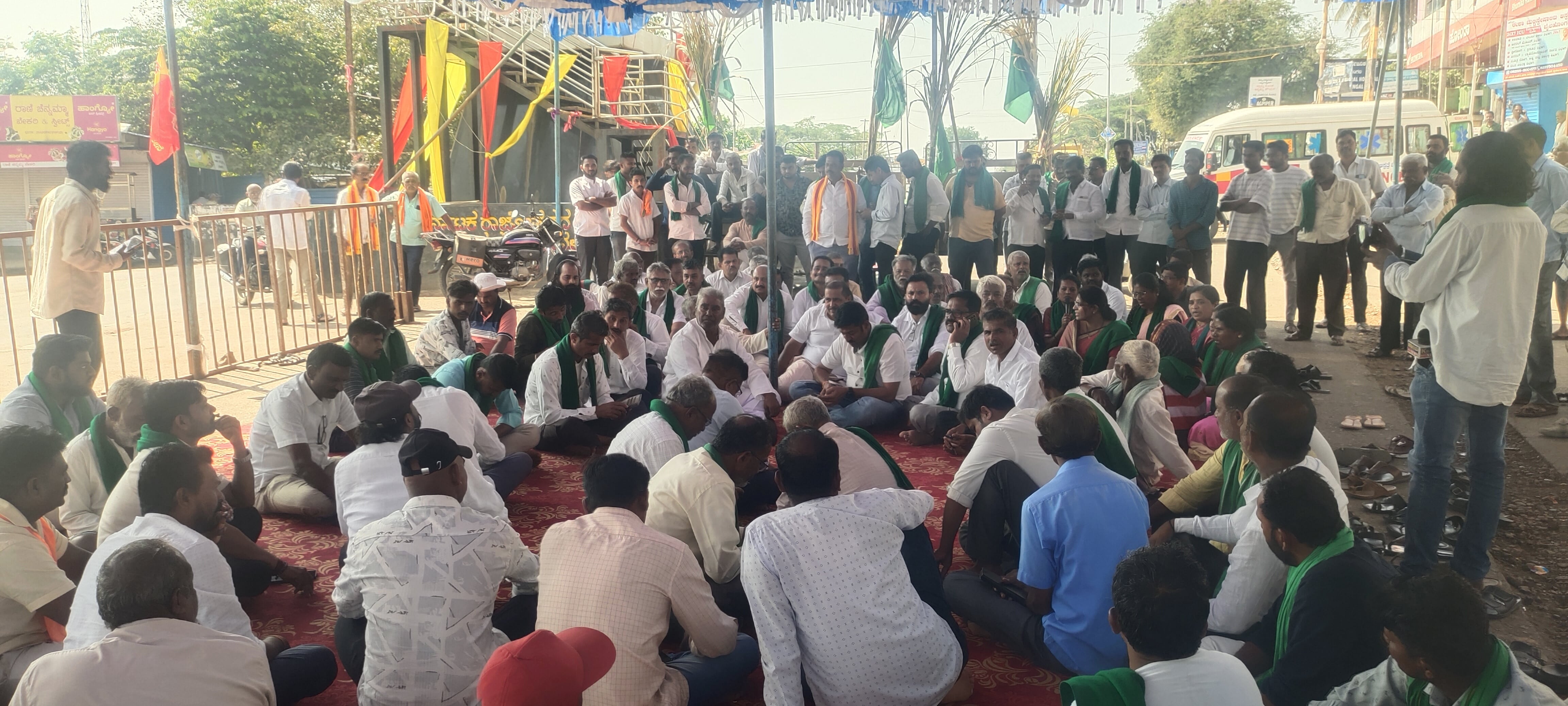 ಬೈಲಹೊಂಗಲದಲ್ಲಿ ಶನಿವಾರ ರೈತರಿಂದ ಹೋರಾಟ ನಡೆಯಿತು 