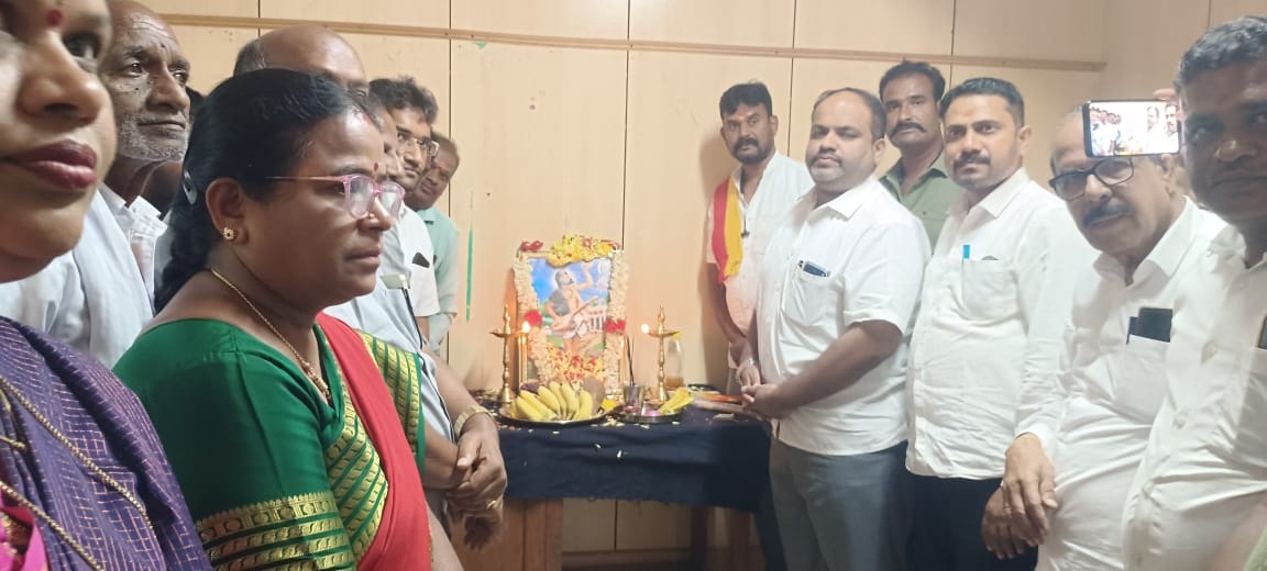 ಗುಂಡ್ಲುಪೇಟೆ ಪಟ್ಟಣದ ತಾಲೂಕು ಕಚೇರಿ ಸಭಾಂಗಣದಲ್ಲಿ ತಾಲೂಕು ಆಡಳಿತ ಮತ್ತು ರಾಷ್ಟ್ರೀಯ ಹಬ್ಬಗಳ ಆಚರಣಾ ಸಮಿತಿ ವತಿಯಿಂದ ಭಕ್ತ ಕನಕದಾಸ ಜಯಂತಿ ಕಾರ್ಯಕ್ರಮ ನಡೆಯಿತು.