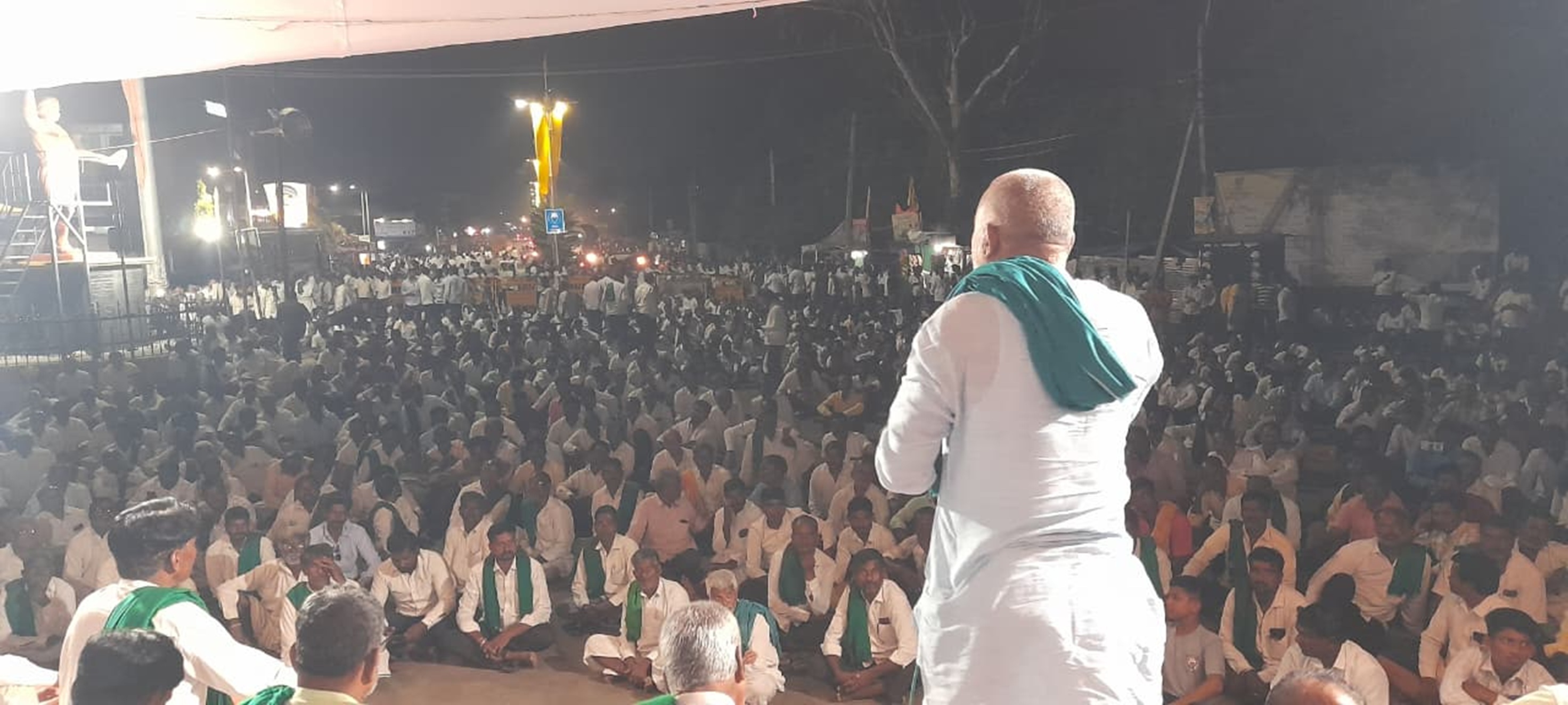 ಮುಧೋಳದ ಸಂಗೊಳ್ಳಿ ರಾಯಣ್ಣ ವೃತ್ತದಲ್ಲಿ ಸೇರಿರುವ ಅಪಾರ ಪ್ರಮಾಣದ ಕಬ್ಬು ಬೆಳೆಗಾರರು