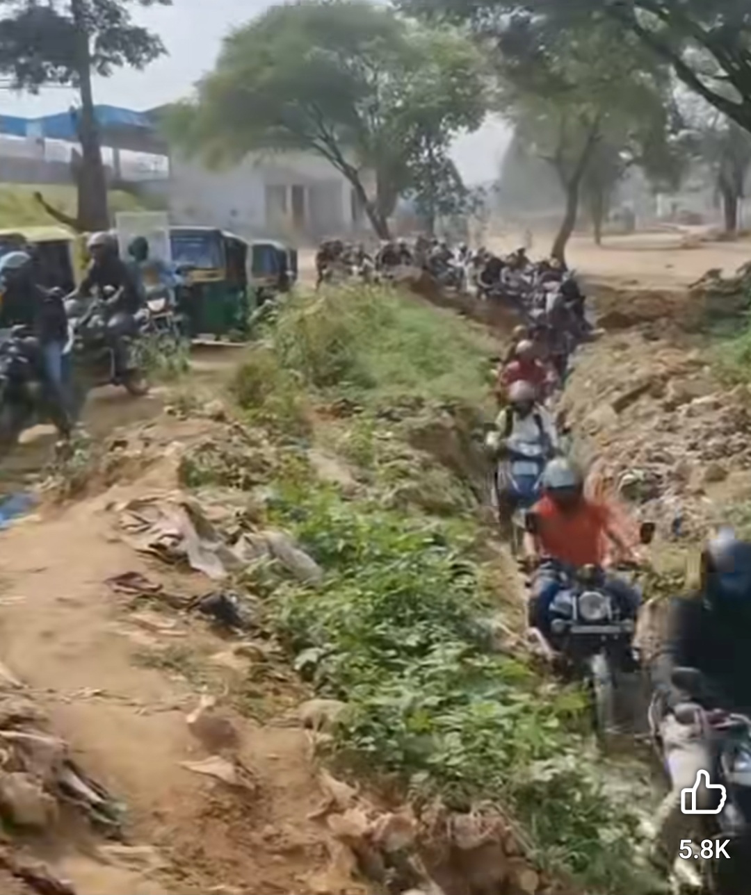 ದುರ್ಗಮ ದಾರಿಯಲ್ಲಿ ದ್ವಿಚಕ್ರ ವಾಹನ ಸವಾರರು ಸಾಗಿದರು. 