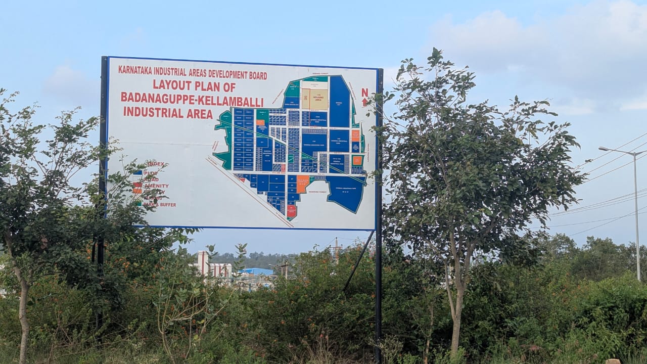 ಬದನಗುಪ್ಪೆ ಕೆಲ್ಲಂಬಳ್ಳಿ ಕೈಗಾರಿಕಾ ಪ್ರದೇಶದಲ್ಲಿ ಇಂಗ್ಲೀಷ್ ಫಲಕಗಳ ಹಾವಳಿ