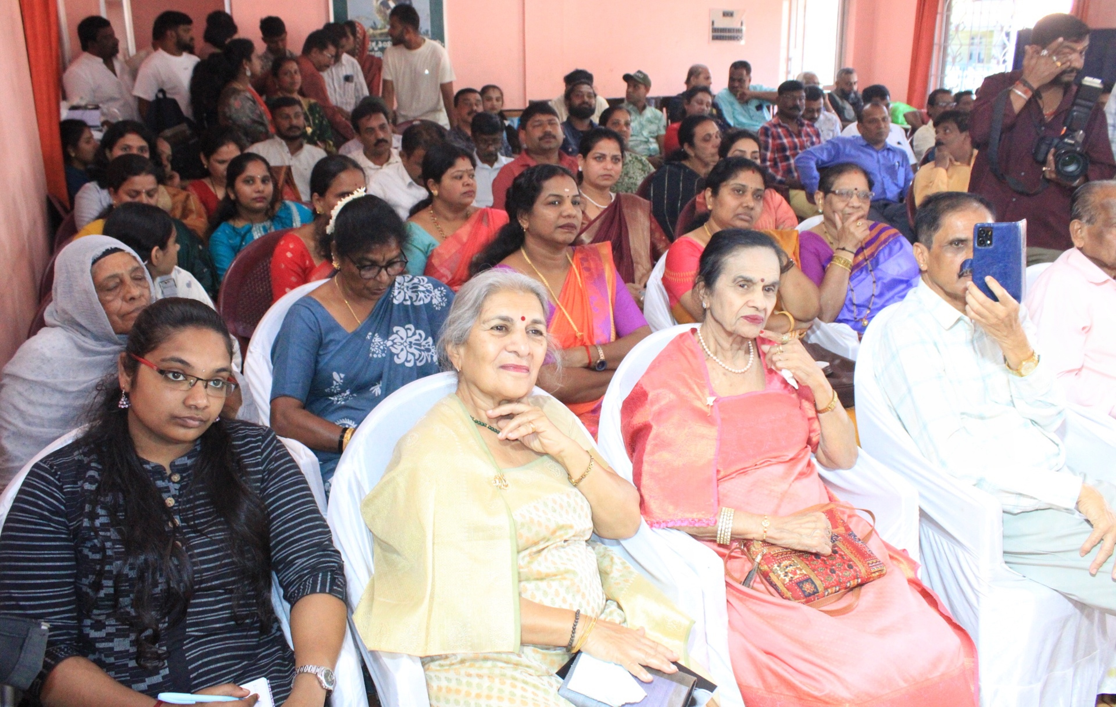 ಕಾರ್ಯಕ್ರಮದಲ್ಲಿ ಸಾಹಿತ್ಯಾಭಿಮಾನಿಗಳು ಕಿಕ್ಕಿರಿದು ಸೇರಿದ್ದರು