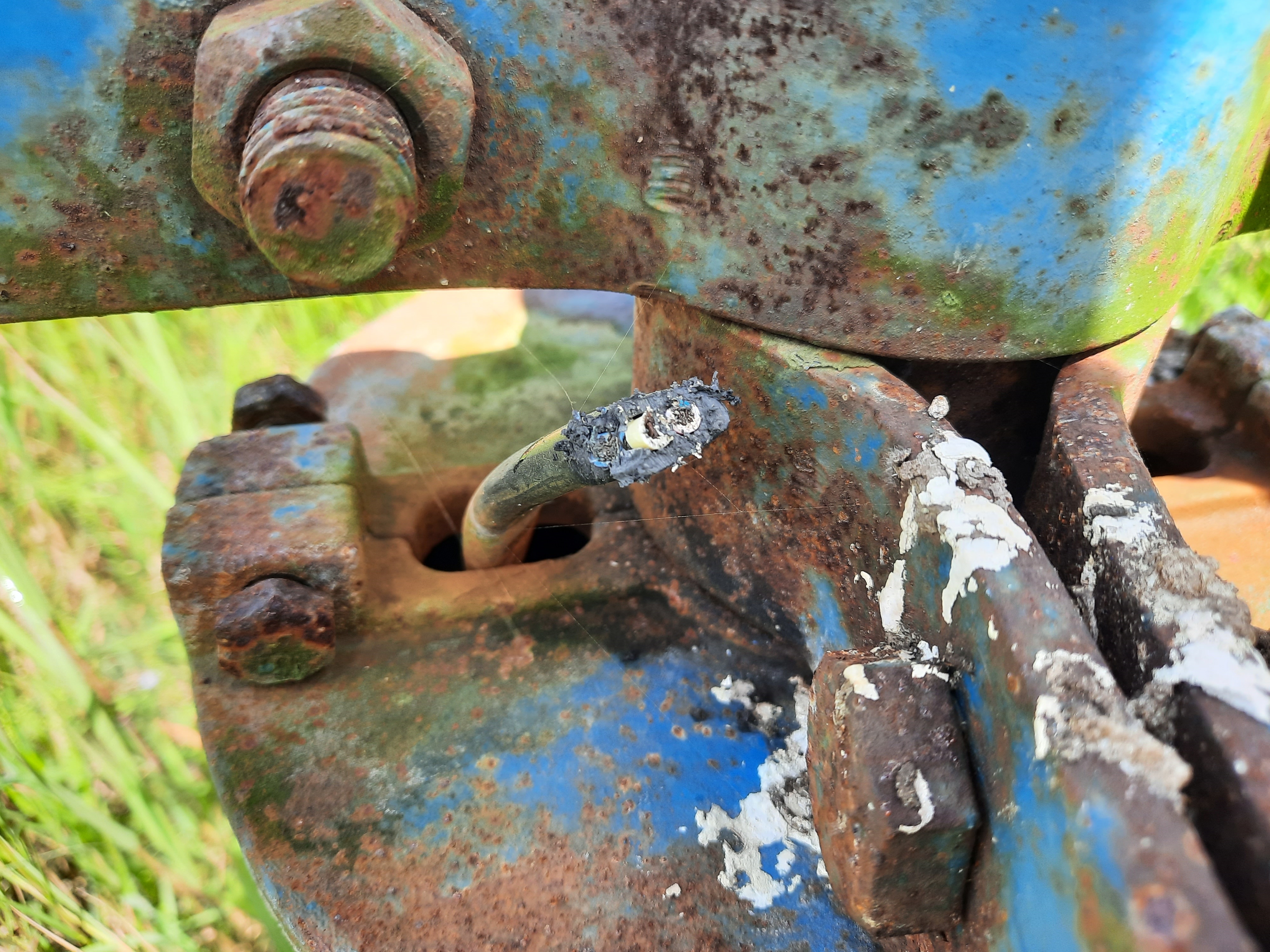 ಹಾವೇರಿ ಜಿಲ್ಲೆಯ ಹಾನಗಲ್ ತಾಲ್ಲೂಕಿನ ಹುಲ್ಲತ್ತಿ ಗ್ರಾಮದ ರೈತರೊಬ್ಬರ ಜಮೀನಿನಲ್ಲಿರುವ ಕೊಳವೆ ಬಾವಿಗೆ ಸಂಪರ್ಕ ಕಲ್ಪಿಸಿದ್ದ ಕೇಬಲ್ ಕೊಯ್ದು ಕಳ್ಳತನ ಮಾಡಿರುವುದು