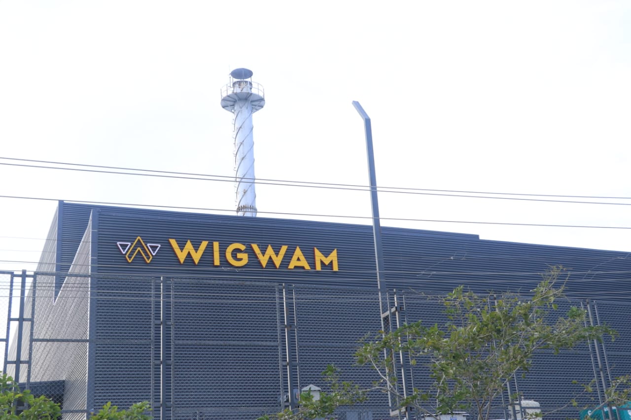 ಬದನಗುಪ್ಪೆ ಕೆಲ್ಲಂಬಳ್ಳಿ ಕೈಗಾರಿಕಾ ಪ್ರದೇಶದಲ್ಲಿ ಕೈಗಾರಿಕೆಯೊಂದರ ಮೇಲಿನ ಇಂಗ್ಲೀಷ್ ನಾಮಫಲಕ