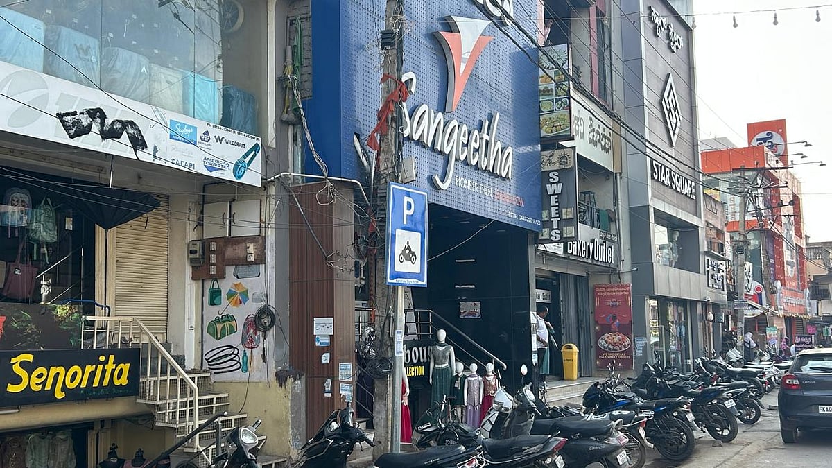 ಚಿತ್ರದುರ್ಗ| ನಾಮಫಲಕಗಳಲ್ಲಿ ಕಾಣದ ‘ಕನ್ನಡ’: ಪಾಲನೆಯಾಗದ ನಿಯಮ