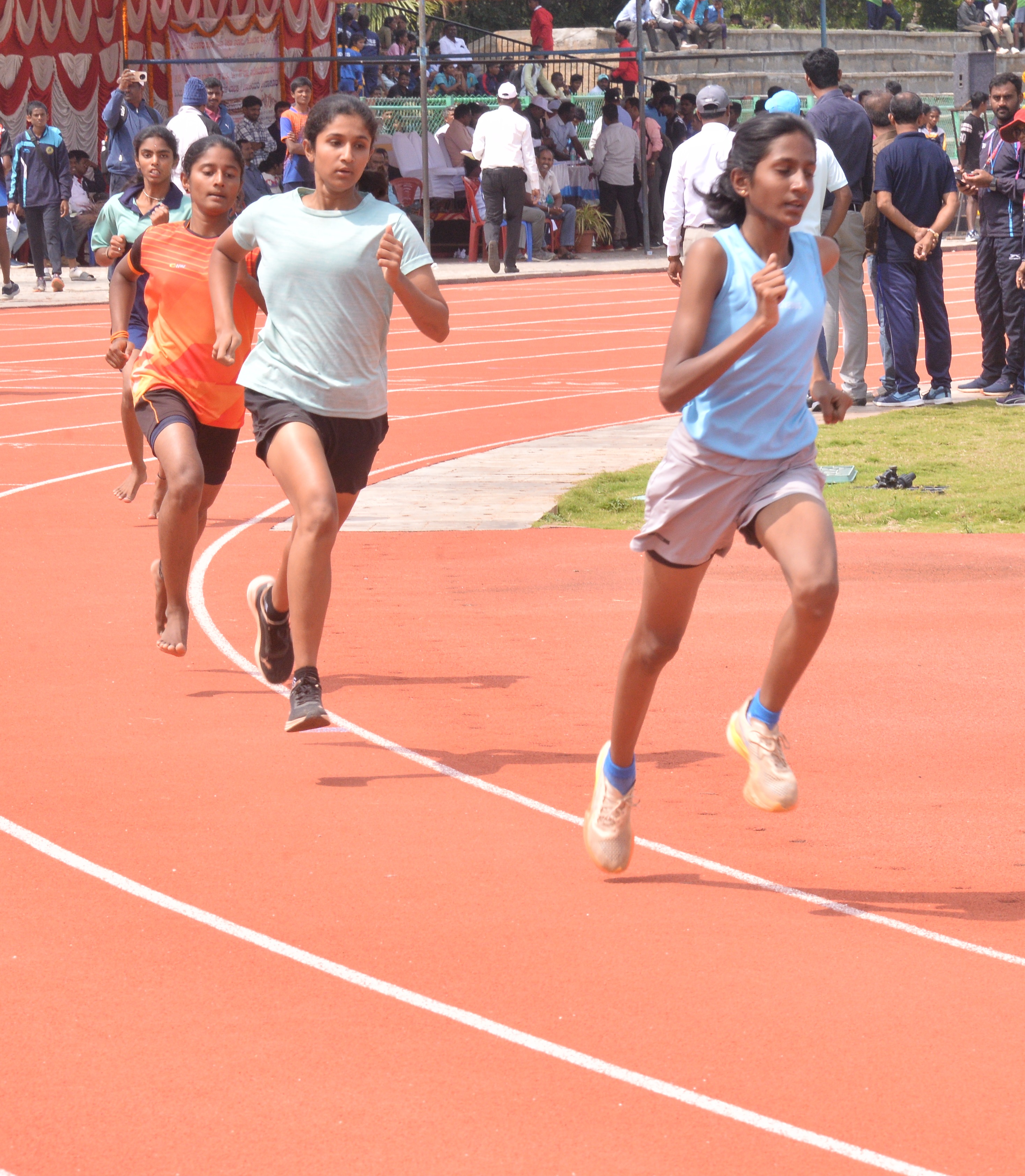 ಕ್ರೀಡಾಕೂಟದ ಬಾಲಕಿಯರ ವಿಭಾಗದ 800 ಮೀಟರ್‌ ಓಟದಲ್ಲಿ ಮೊದಲ ಎರಡು ಸ್ಥಾನ ಪಡೆದ ಸ್ಪರ್ಧಿಗಳು ಓಡಿದ ರೀತಿ