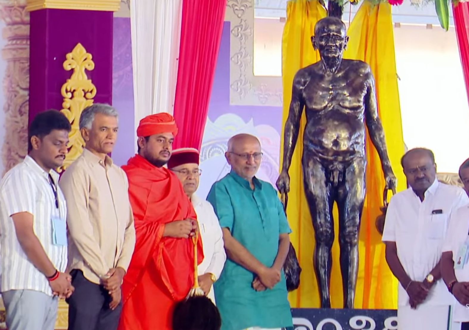 ಶಾಂತಿಸಾಗರ ಮಹಾರಾಜರ ಪ್ರತಿಮೆ ಅನಾವರಣ ಮಾಡಿದ ಉಪ ರಾಷ್ಟ್ರಪತಿ ಸಿ.ಪಿ. ರಾಧಾಕೃಷ್ಣನ್‌