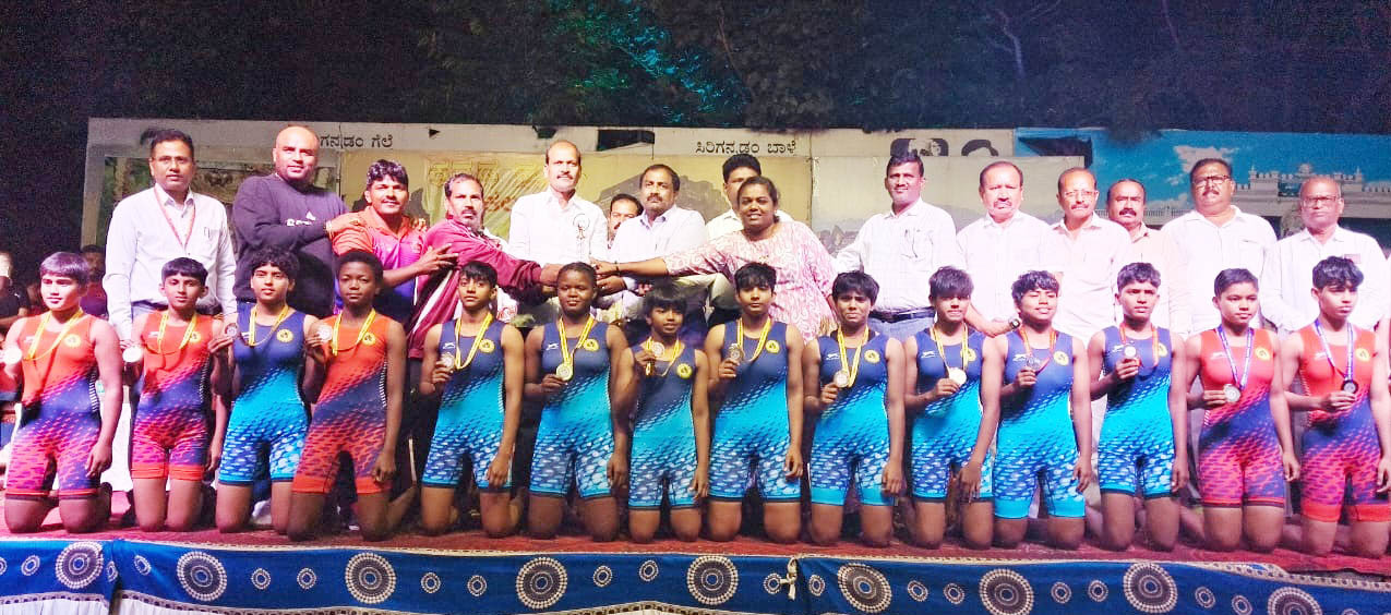 ವಿಜಯನಗರ ಜಿಲ್ಲೆ ಹೊಸಪೇಟೆ ತಾಲ್ಲೂಕಿನ ಮರಿಯಮ್ಮನಹಳ್ಳಿಯಲ್ಲಿ ಭಾನುವಾರ ಮುಕ್ತಾಯಗೊಂಡ ಕುಸ್ತಿ ಪಂದ್ಯಾವಳಿಯಲ್ಲಿ ಬಾಲಕಿಯರ ವಿಭಾಗದಲ್ಲಿ ಸಮಗ್ರ ಪ್ರಶಸ್ತಿ ಗಳಿಸಿದ ಉತ್ತರ ಕನ್ನಡ ಜಿಲ್ಲೆಯ ಜಿಲ್ಲೆಯ ತಂಡ 