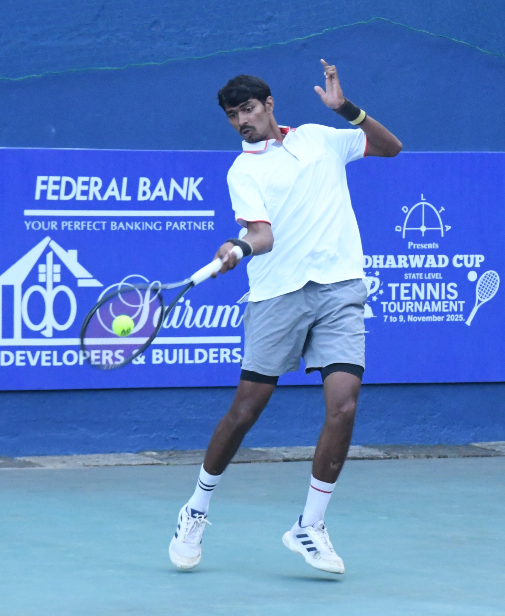 ಧಾರವಾಡದಲ್ಲಿ ಭಾನುವಾರ ನಡೆದ ರಾಜ್ಯಮಟ್ಟದ ಓಪನ್‌ ಟೆನಿಸ್‌ ಟೂರ್ನಿಯ ಸಿಂಗಲ್ಸ್‌ ವಿಭಾಗದ ಫೈನಲ್‌ ಪಂದ್ಯದಲ್ಲಿ ಅಮರ್‌ ಧರೆನ್ನವರ ಅವರ ಆಟದ ವೈಖರಿ ‌ 