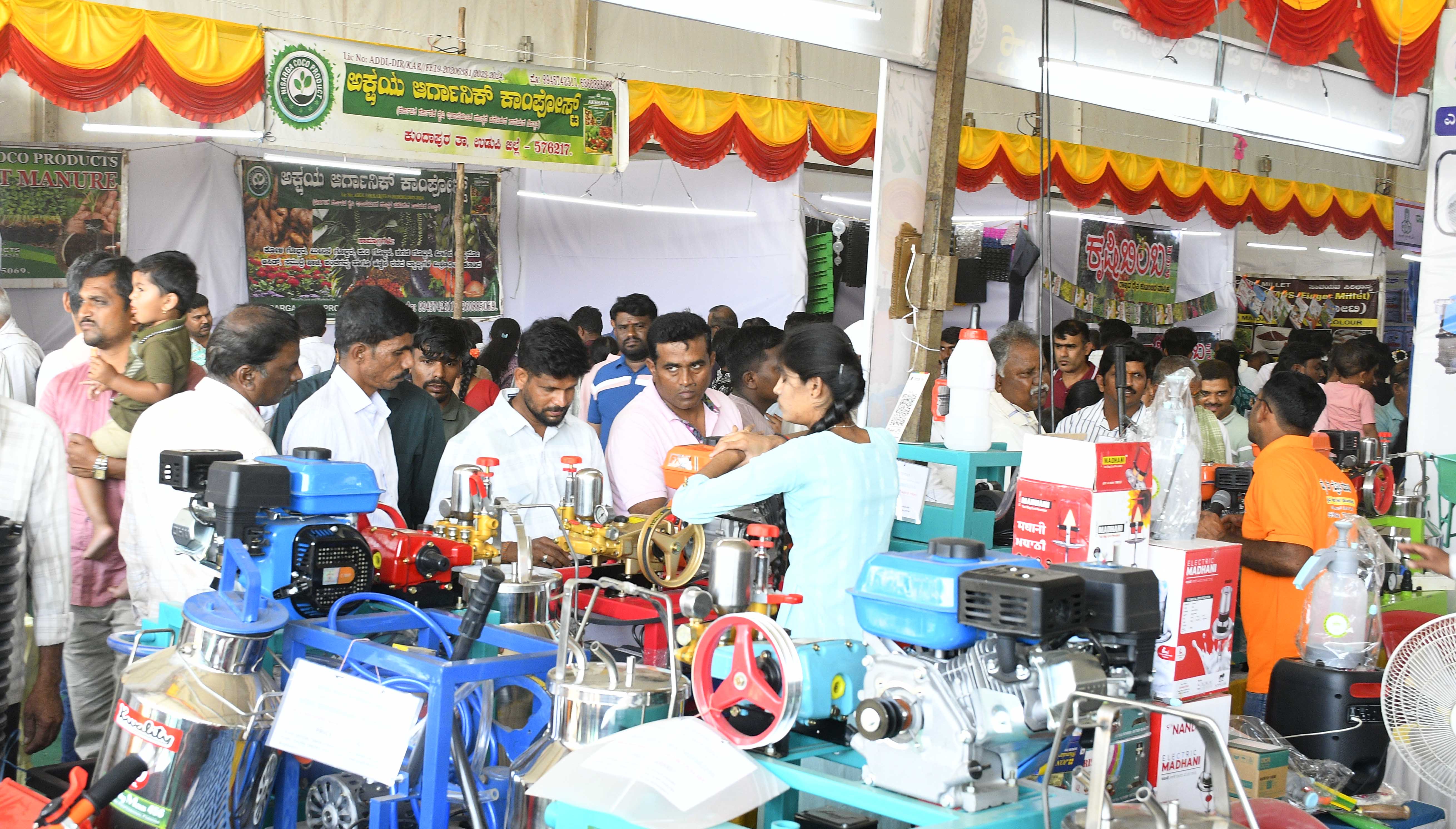 ಮೇಳದಲ್ಲಿ ಪ್ರದರ್ಶನ ಮಾರಾಟಕ್ಕೆ ಇಟ್ಟ ಯಂತ್ರೋಪಕರಣಗಳ ಮಾಹಿತಿ ಪಡೆದ ಆಸಕ್ತರು