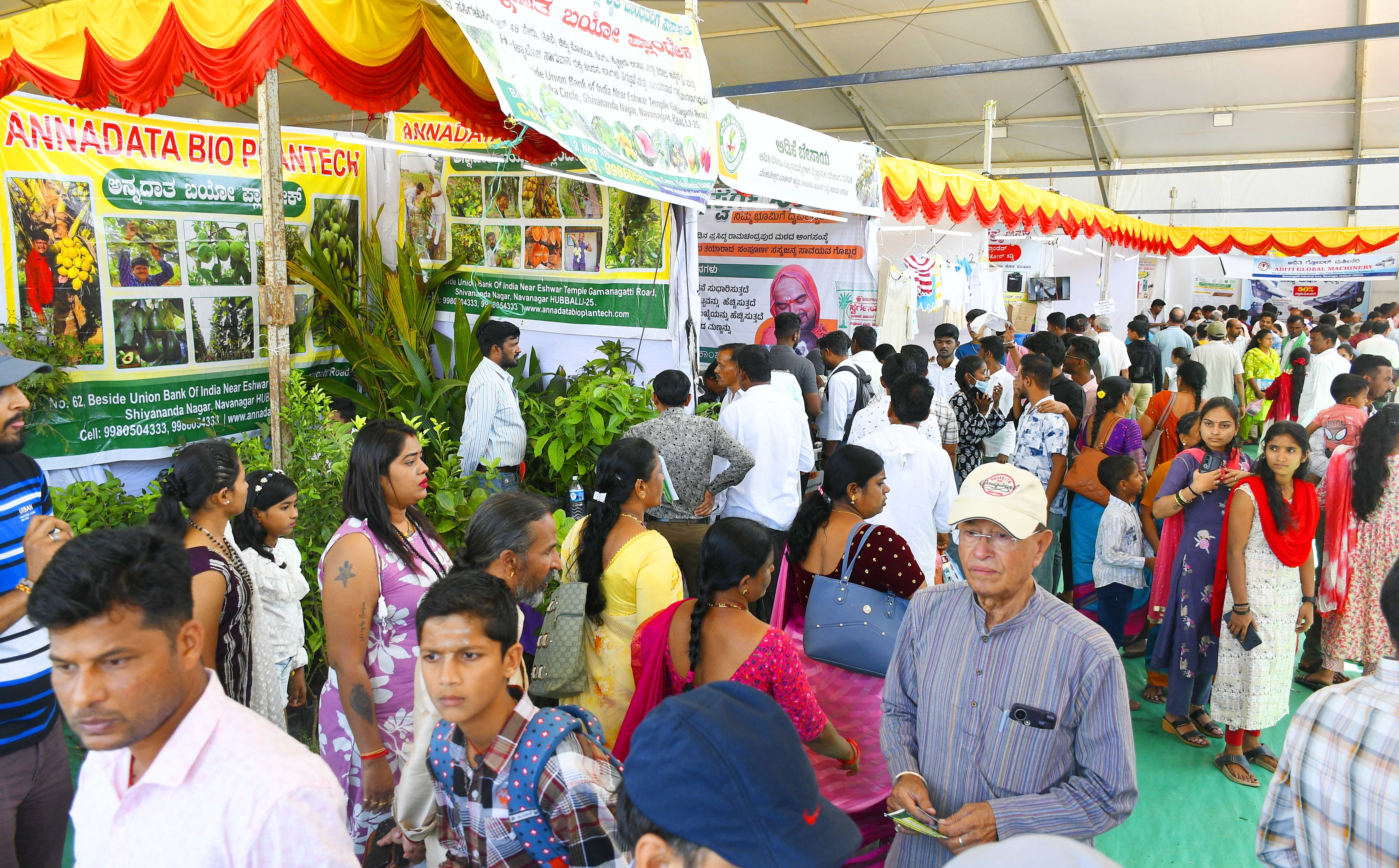 ಮೇಳದ ವೀಕ್ಷಣೆಗೆ ಬಂದಿದ್ದ ಜನರು