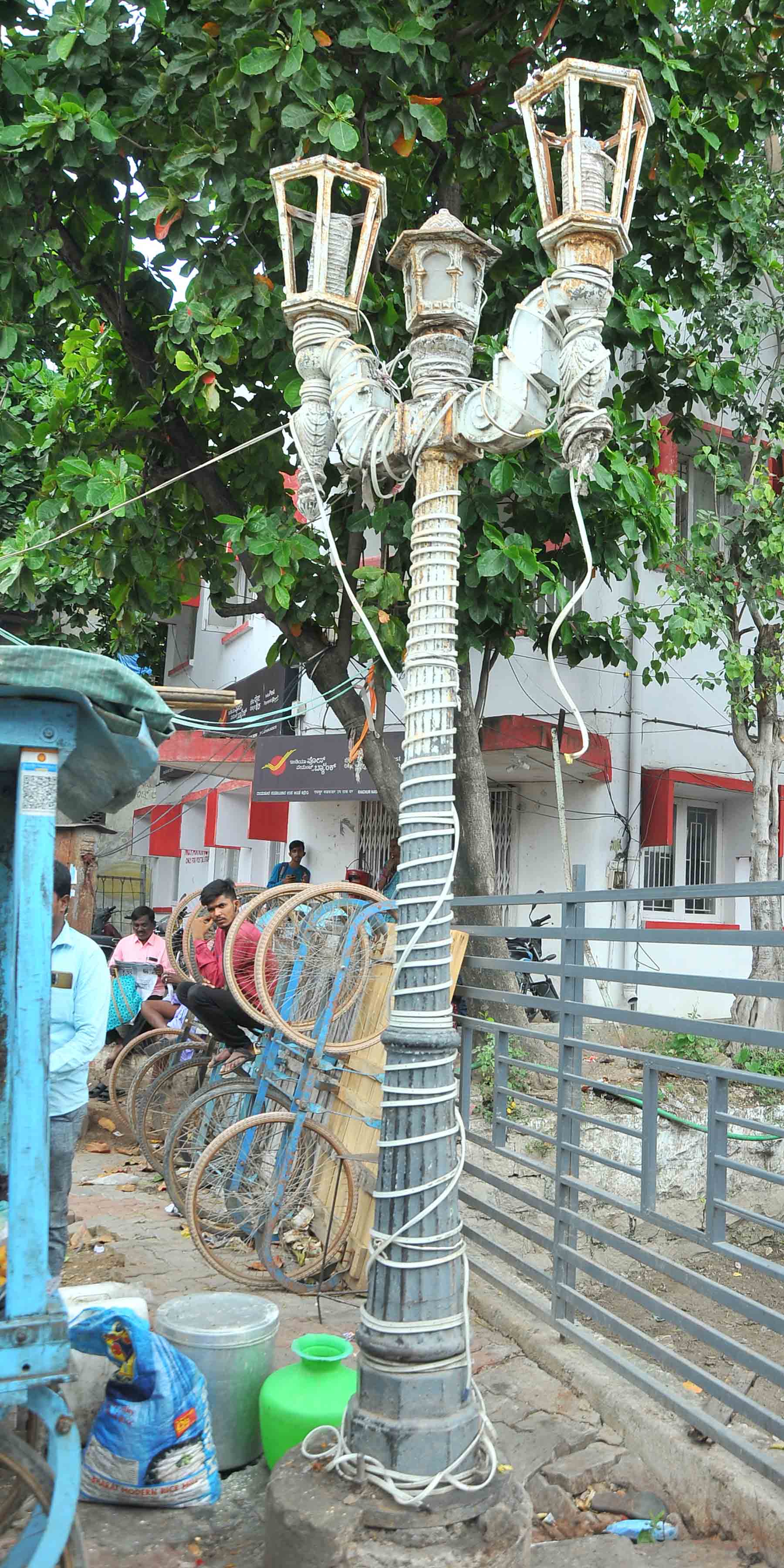 ರಾಯಚೂರಿನ ತೀನ್ ಕಂದಿಲ್  ವೃತ್ತದಲ್ಲಿರುವ ಕಂದಿಲ್