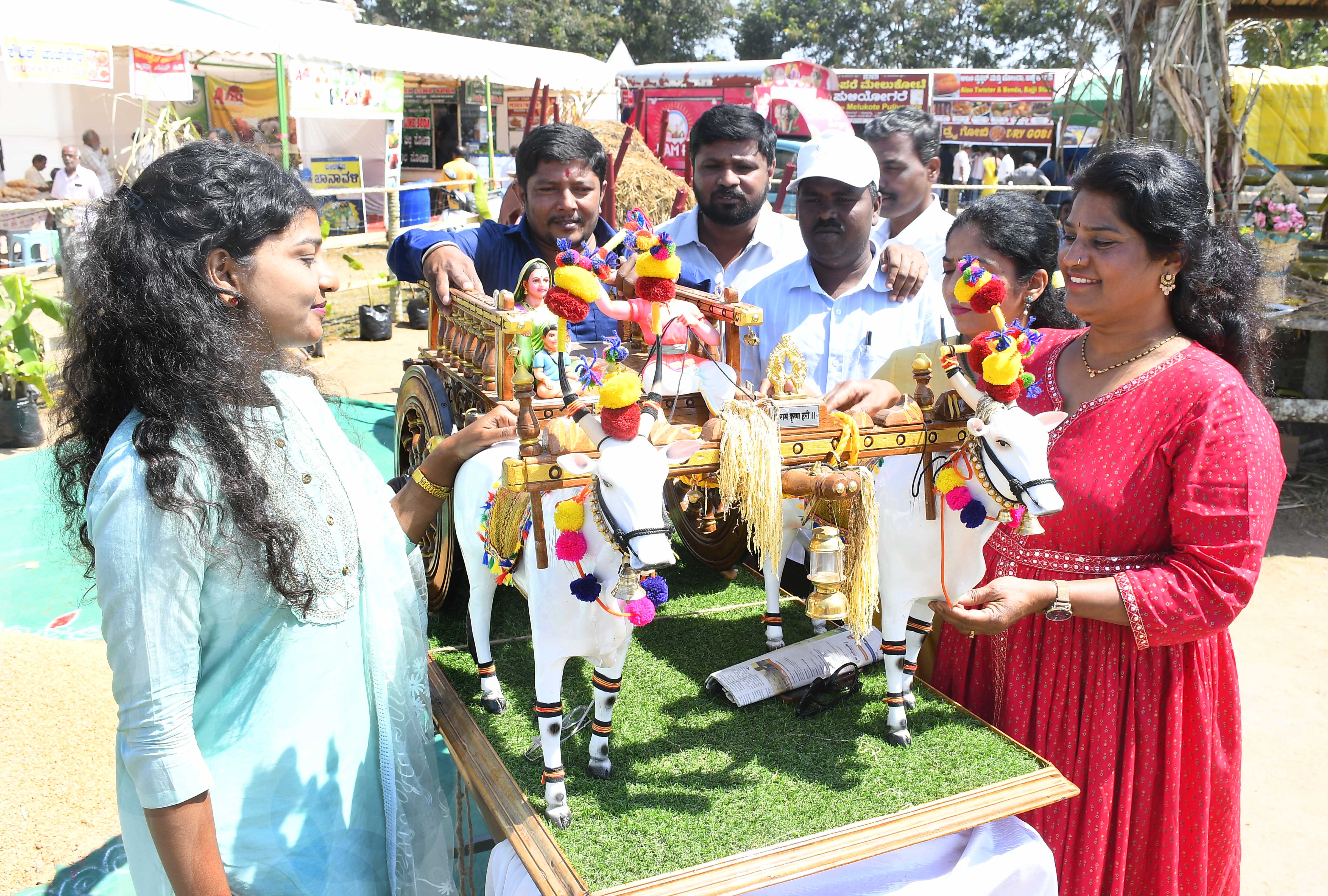 ಮೇಳದಲ್ಲಿ ಎತ್ತಿನ ಬಂಡಿಯ ಮಾದರಿ ವೀಕ್ಷಿಸಿದ ಸಾರ್ವಜನಿಕರು
