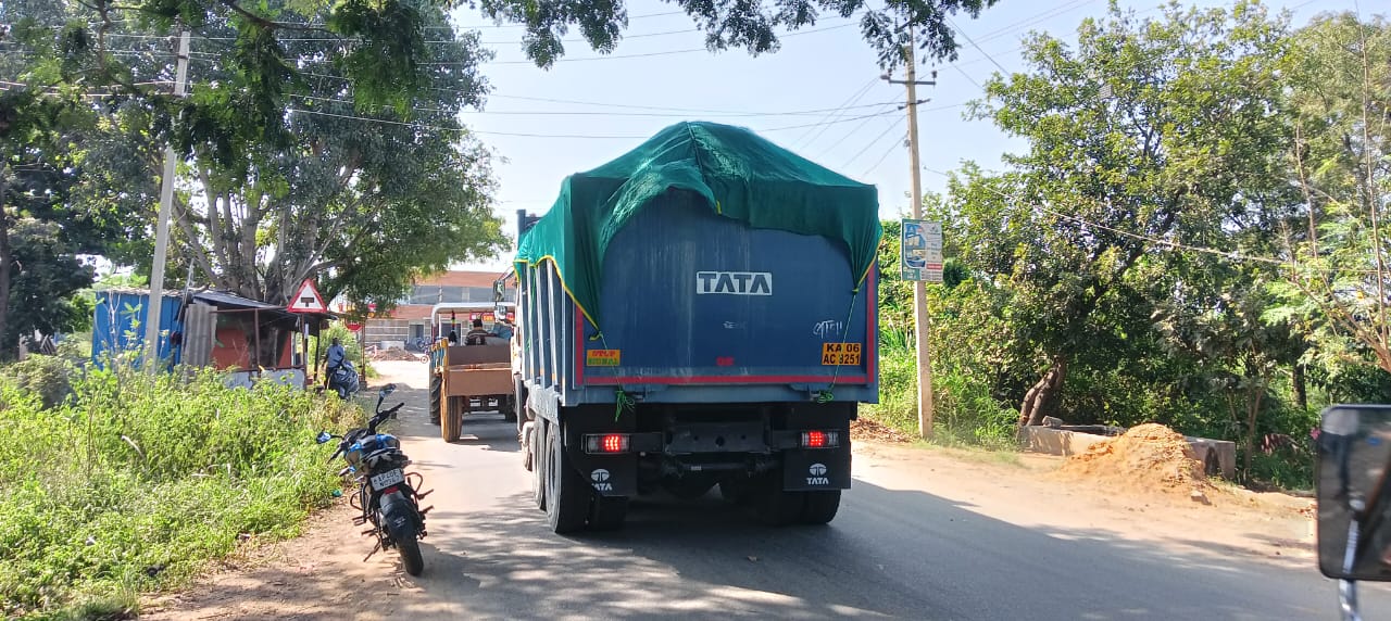 ಎಂ.ಸ್ಯಾಂಡ್ ಸಾಗಿಸುತ್ತಿರುವ ಟಿಪ್ಪರ್