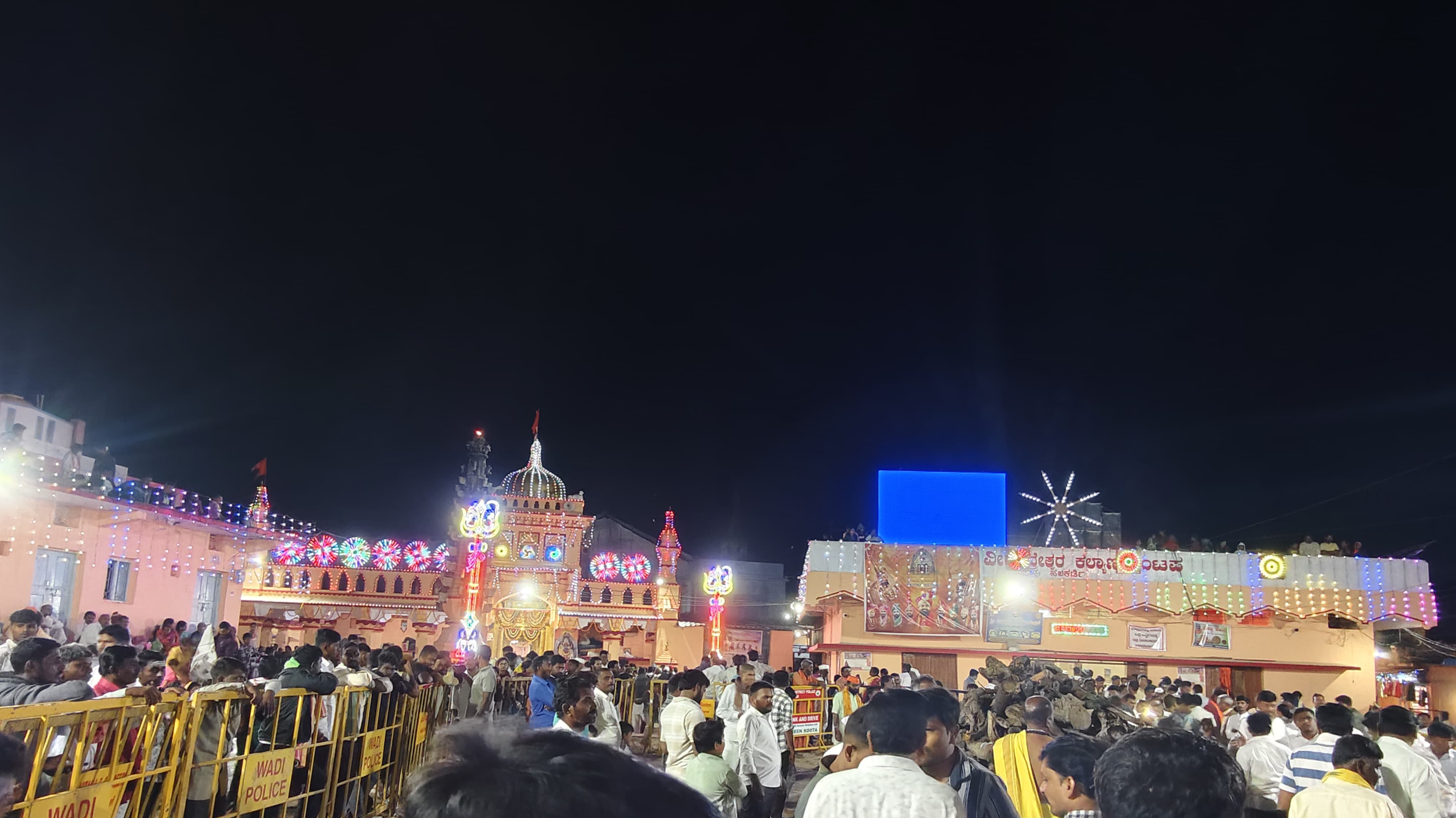 ಜಾತ್ರಾ ಮಹೋತ್ಸವದ ನಿಮತ್ತ ವೀರಭದ್ರೇಶ್ವರ ದೇವಾಲಯದ ಪ್ರಾಂಗಣದಲ್ಲಿ ಭಕ್ತರ ದಂಡು