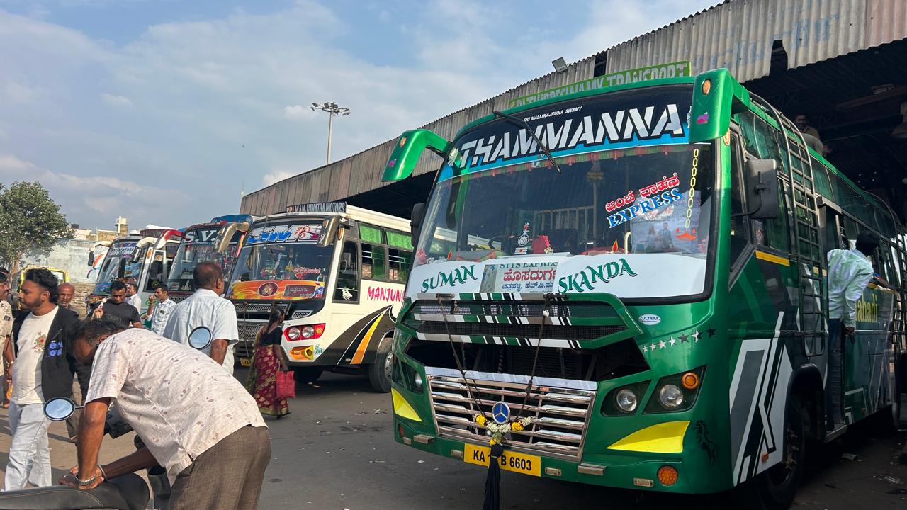 ಇಂಗ್ಲಿಷ್ ಭಾಷೆಯಿಂದ ಆವೃತವಾಗಿರುವ ಚಿತ್ರದುರ್ಗದ ಖಾಸಗಿ ಬಸ್‌ಗಳು