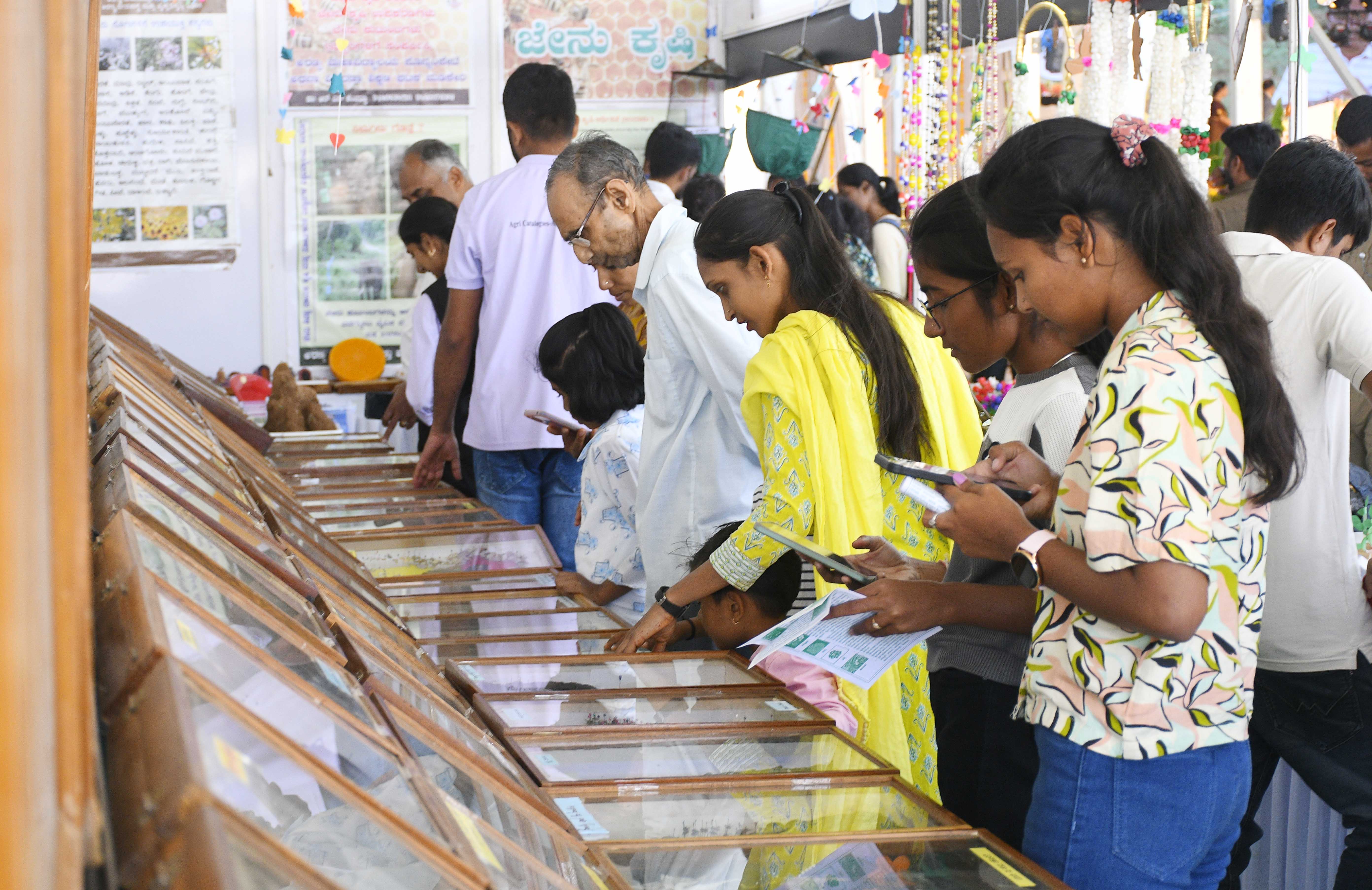 ಮೇಳದಲ್ಲಿ ಆಸಕ್ತರಿಂದ ಕೀಟ ಪ್ರಪಂಚದ ವೀಕ್ಷಣೆ