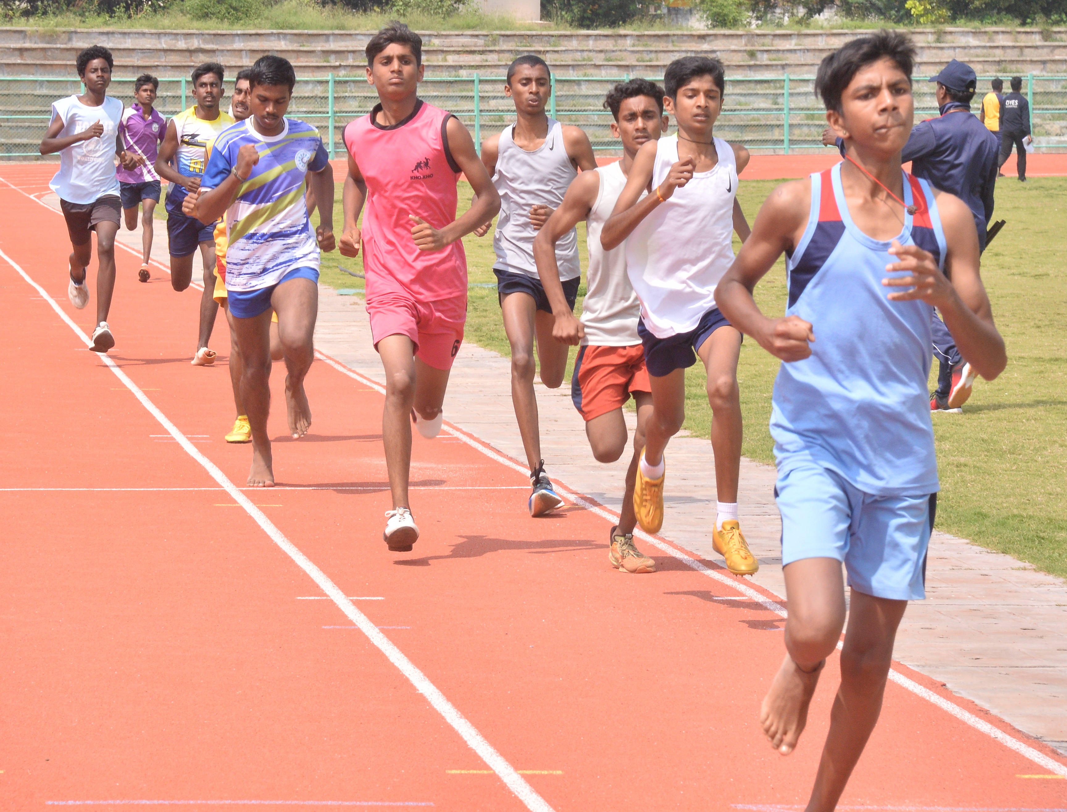 ಕ್ರೀಡಾಕೂಟದ ಬಾಲಕರ ವಿಭಾಗದ 800 ಮೀಟರ್‌ ಓಟದಲ್ಲಿ ಗುರಿಯತ್ತ ಮುನ್ನುಗಿದ ಸ್ಪರ್ಧಿಗಳು