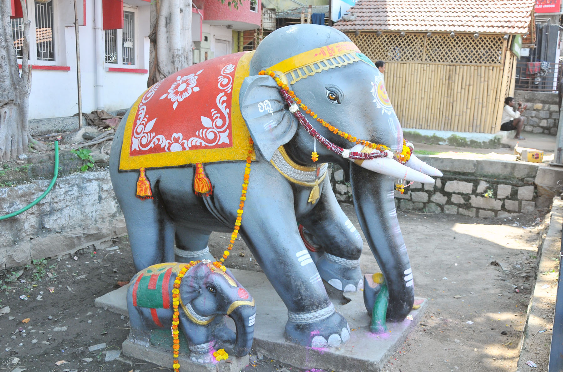 ರಾಯಚೂರಿನ ಮಾರುಕಟ್ಟೆ ಪ್ರದೇಶದಲ್ಲಿರುವ ಕಲ್ಲಾನೆಗಳು