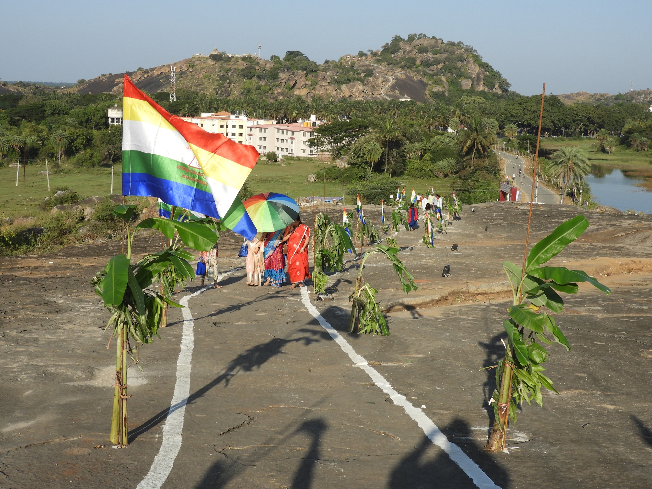 ನೂತನ ಗಿರಿಯಲ್ಲಿ ರಾರಾಜಿಸಿದ ಧರ್ಮ ಧ್ವಜಗಳು