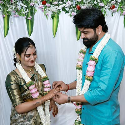 ನಟ ಉಗ್ರಂ ಮಂಜು ಅವರು ತಮ್ಮ ನಿಶ್ಚಿತಾರ್ಥ ಫೋಟೊಗಳನ್ನು ಸಾಮಾಜಿಕ ಮಾಧ್ಯಮದಲ್ಲಿ ಹಂಚಿಕೊಂಡಿದ್ದಾರೆ.