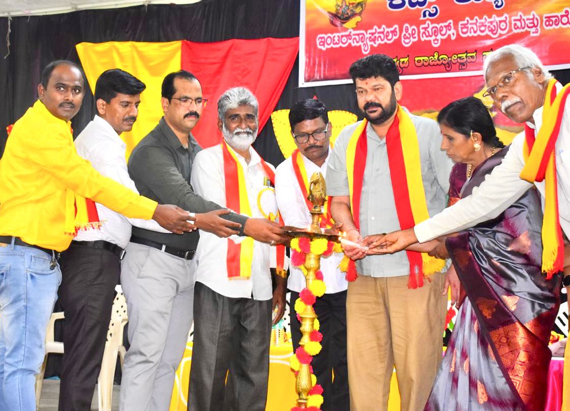 ಕನಕಪುರ ರೋಟರಿ ಭವನದಲ್ಲಿ ನಡೆದ ಕರ್ನಾಟಕ ರಾಜ್ಯೋತ್ಸವದ ಉದ್ಘಾಟನೆಯನ್ನು ಕನ್ನಡಪರ ಹೋರಾಟಗಾರರು ಸಾಹಿತಿಗಳು ಉದ್ಘಾಟಿಸಿದರು