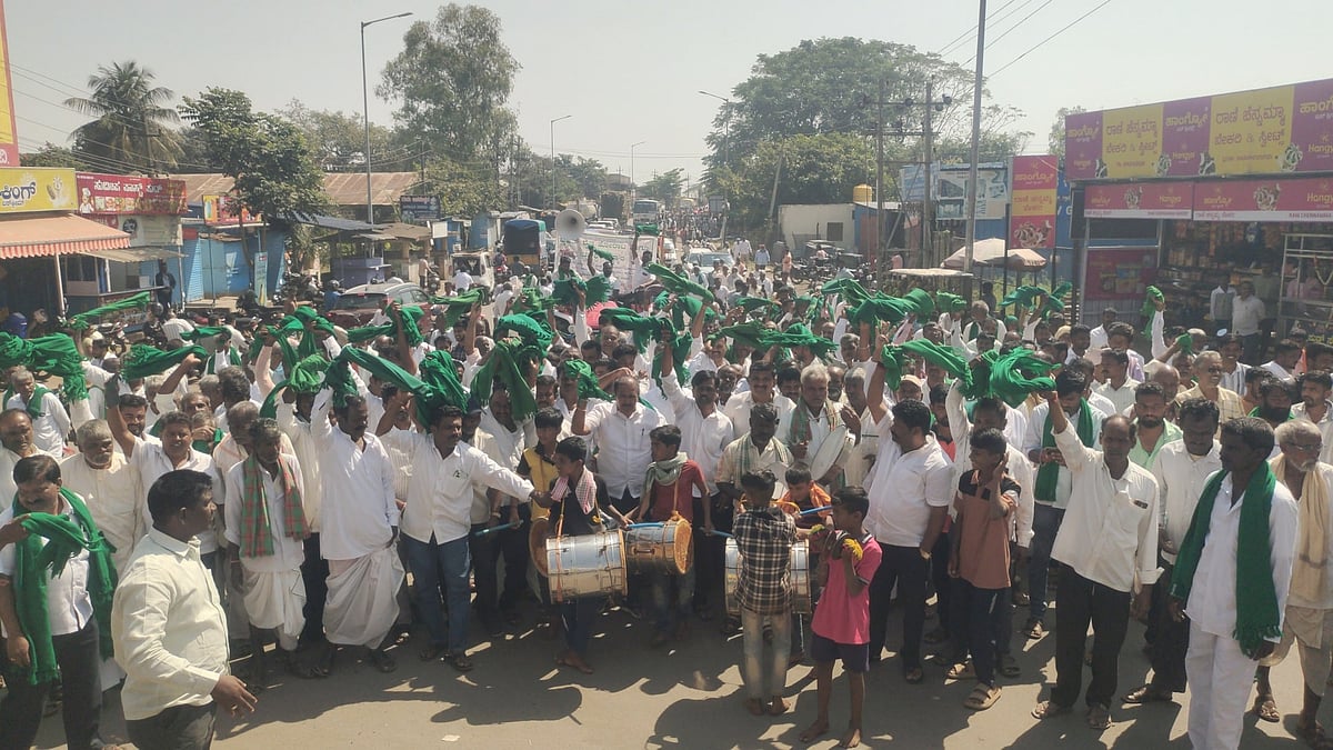 ಹೆಸರು ಕಾಳು ಖರೀದಿ ಷರತ್ತು ಸಡಿಲಿಕೆಗೆ ಆಗ್ರಹಿಸಿ ರೈತರಿಂದ ಟ್ರ್ಯಾಕ್ಟರ್ ರ್‍ಯಾಲಿ