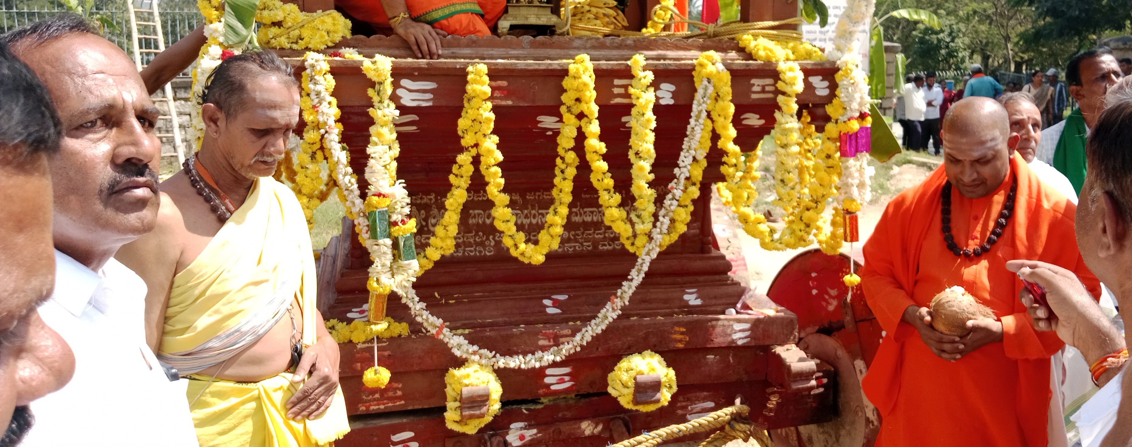 ಹೊಯ್ಸಳೇಶ್ವರ ರಥೋತ್ಸಕ್ಕೆ ಪುಷ್ಪಗಿರಿ ಮಠದ ಸೋಮಶೇಖರ ಶಿವಾಚಾರ್ಯ ಸ್ವಾಮೀಜಿ ಚಾಲನೆ ನೀಡಿದರು 