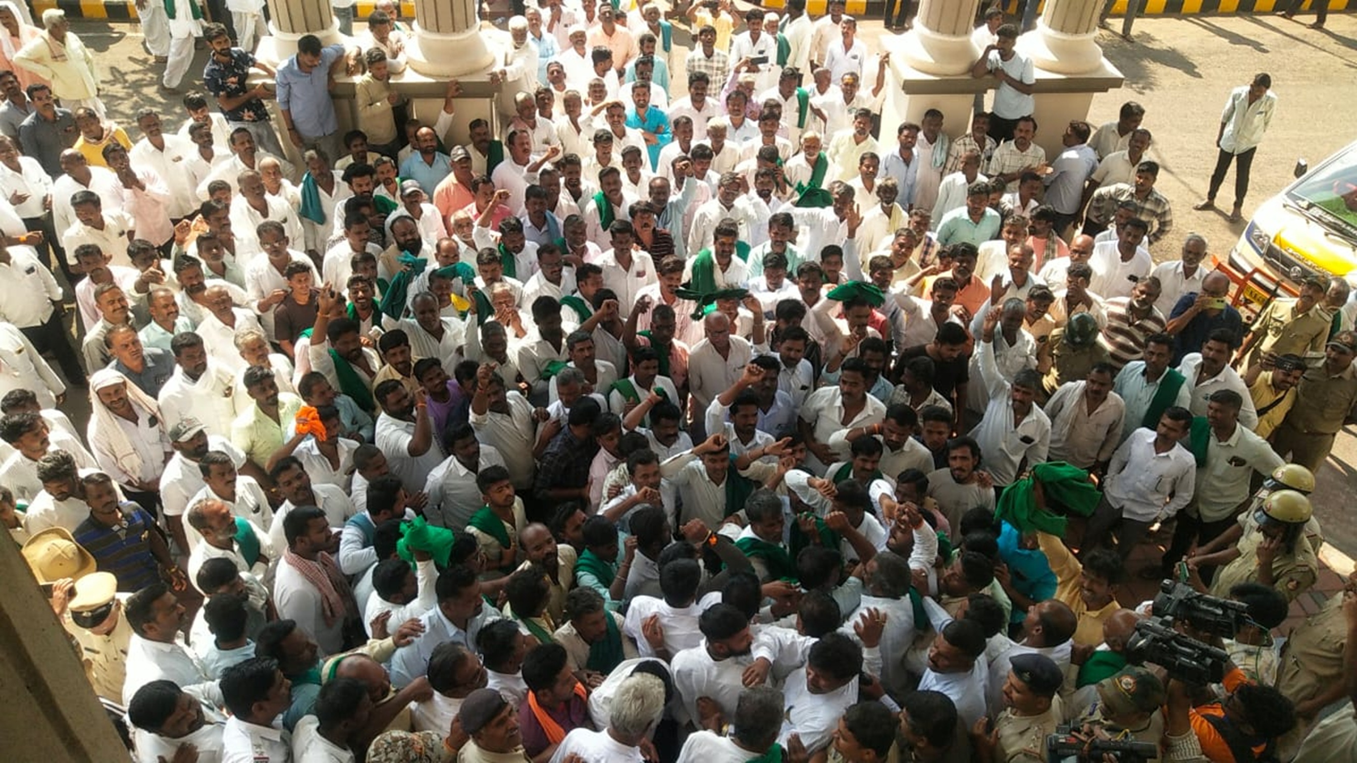 ಮುಧೋಳದಲ್ಲಿ ಸೋಮವಾರ ಕಬ್ಬಿನ ದರಕ್ಕೆ ಆಗ್ರಹಿಸಿ ಕಬ್ಬು ಬೆಳೆಗಾರರು ತಹಶೀಲ್ದಾರ್ ಕಚೇರಿ ಮುತ್ತಿಗೆ ಹಾಕಿದರು