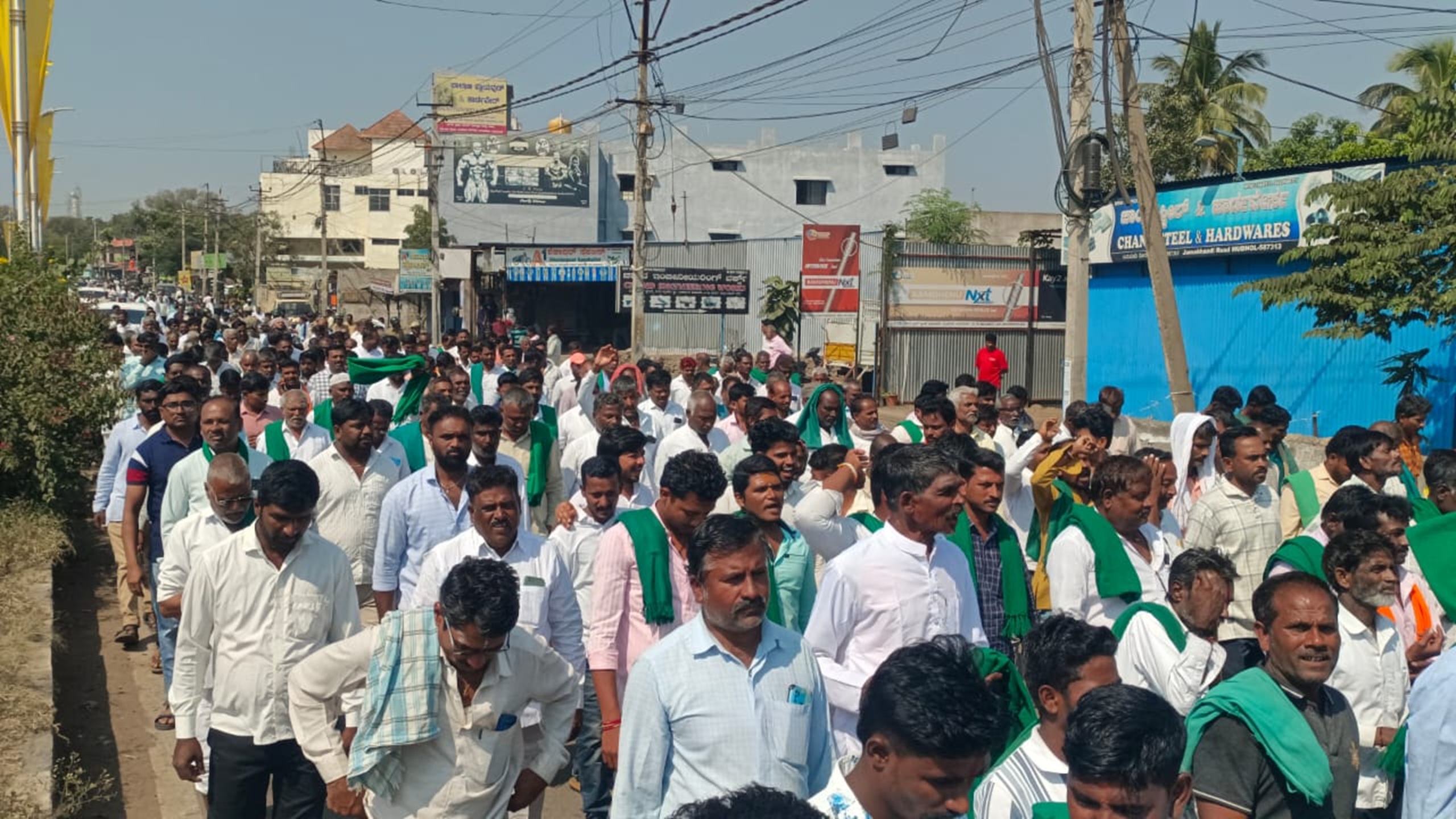 ಮುಧೋಳದಲ್ಲಿ ಸೋಮವಾರ ಕಬ್ಬಿನ ದರಕ್ಕೆ ಆಗ್ರಹಿಸಿ ಕಬ್ಬು ಬೆಳೆಗಾರರು ಸಂಗೊಳ್ಳಿ ರಾಯಣ್ಣ ವೃತ್ತದಿಂದ ಪ್ರತಿಭಟನಾ ಮೆರವಣಿಗೆ ನಡೆಸಿದರು