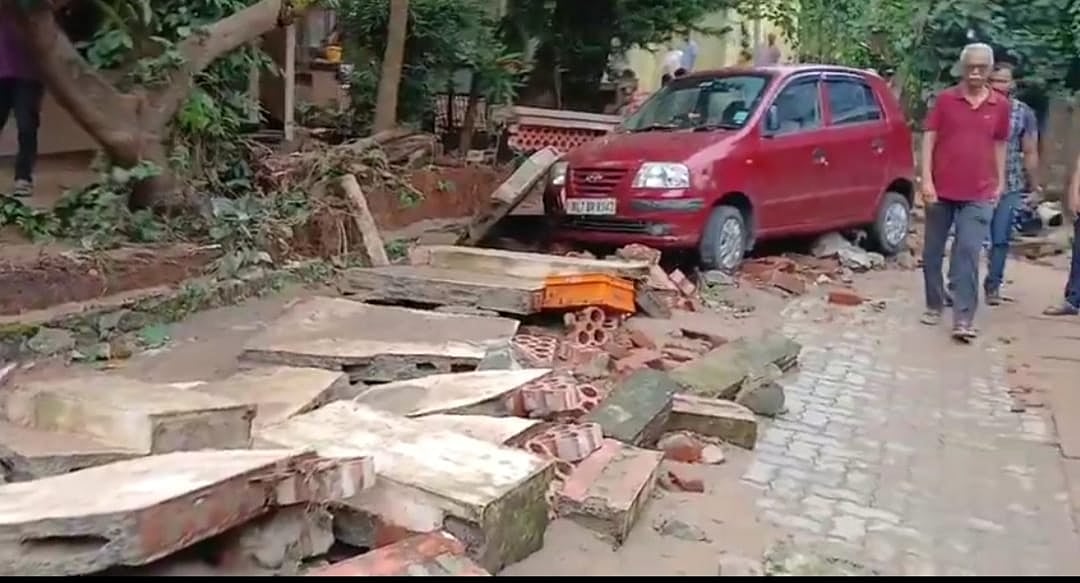 ಕೇರಳ | ನೀರಿನ ಟ್ಯಾಂಕ್ ಕುಸಿತ: ಮನೆಗಳಿಗೆ ನುಗ್ಗಿದ ನೀರು, ಕೊಚ್ಚಿ ಹೋದ ವಾಹನಗಳು