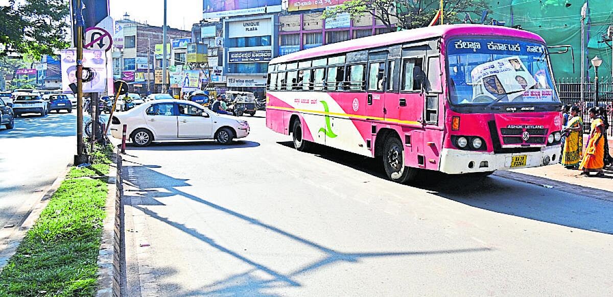 ಹುಬ್ಬಳ್ಳಿ: ಅಪಘಾತಕ್ಕೆ ಆಹ್ವಾನ ನೀಡುವ ಬಸ್‌ ನಿಲುಗಡೆ !
